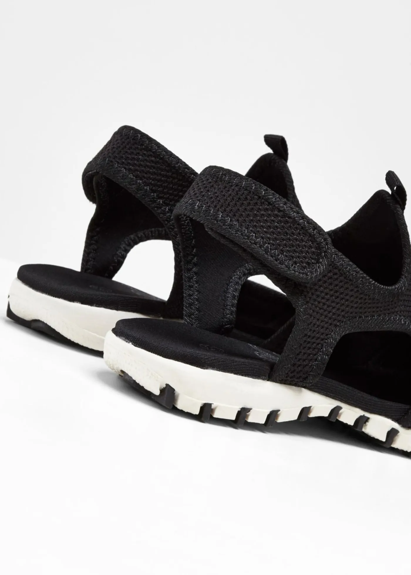 bonprix bonprix Tendencias·Zapatos Veganos|Zapatillas Deportivas>Sandalias de trekking Negro-blanco