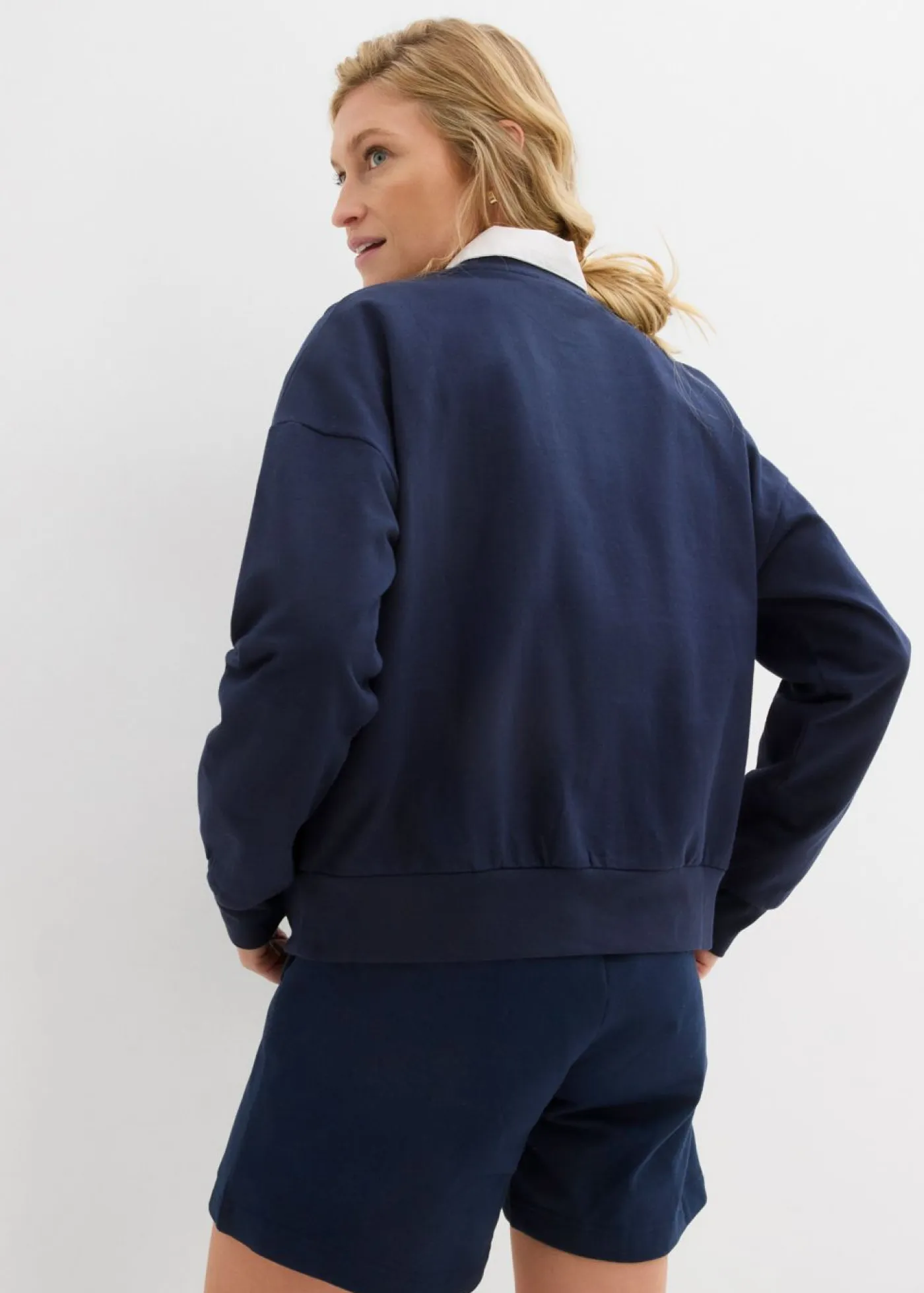 bonprix bonprix Ropa Cómoda>Sudadera holgada con bordado Azul marino