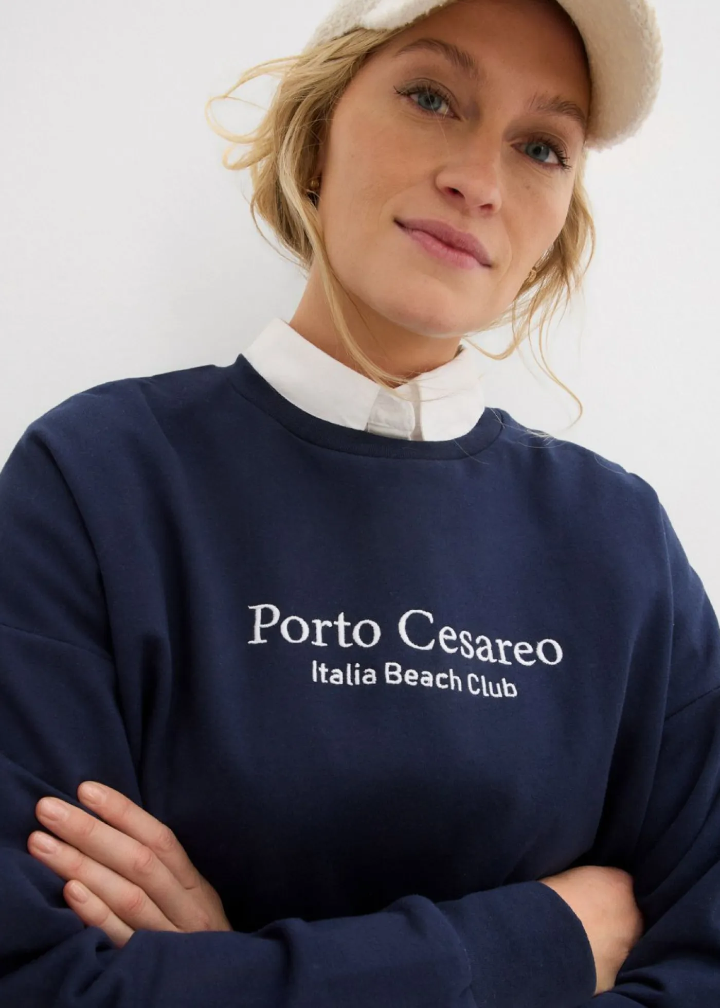 bonprix bonprix Ropa Cómoda>Sudadera holgada con bordado Azul marino