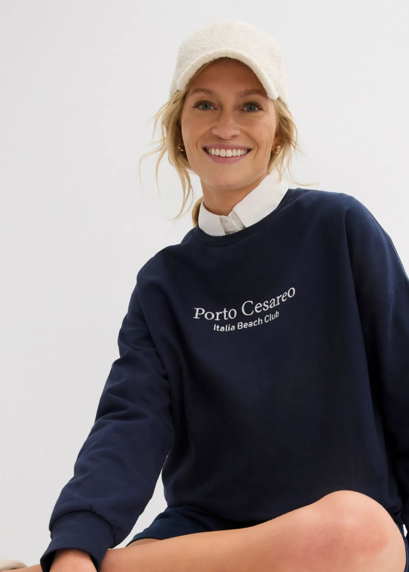 bonprix bonprix Ropa Cómoda>Sudadera holgada con bordado Azul marino