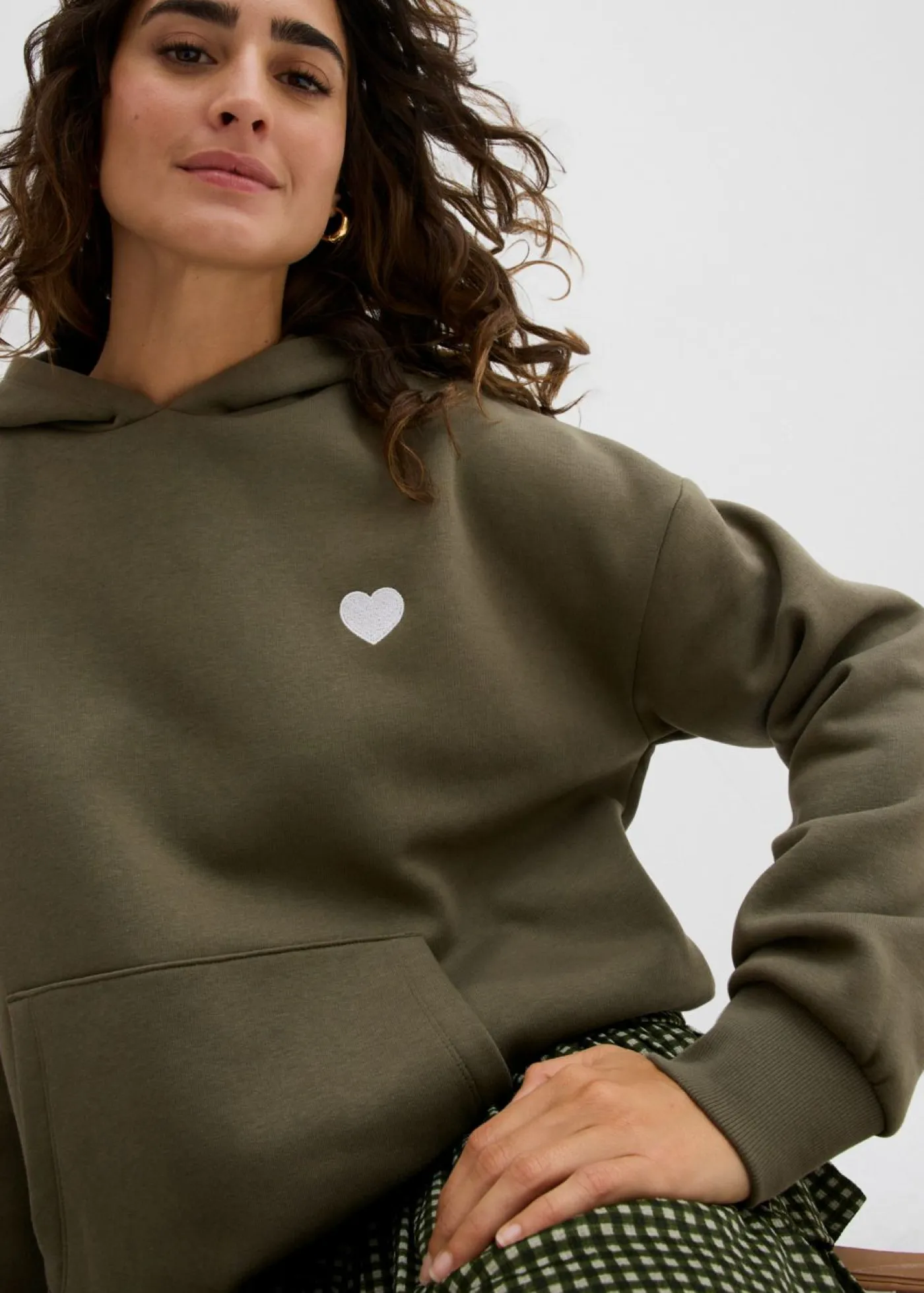 bonprix bonprix Ropa Cómoda|Novedades>Sudadera oversize de mezcla de algodón suave con capucha Verde grisáceo