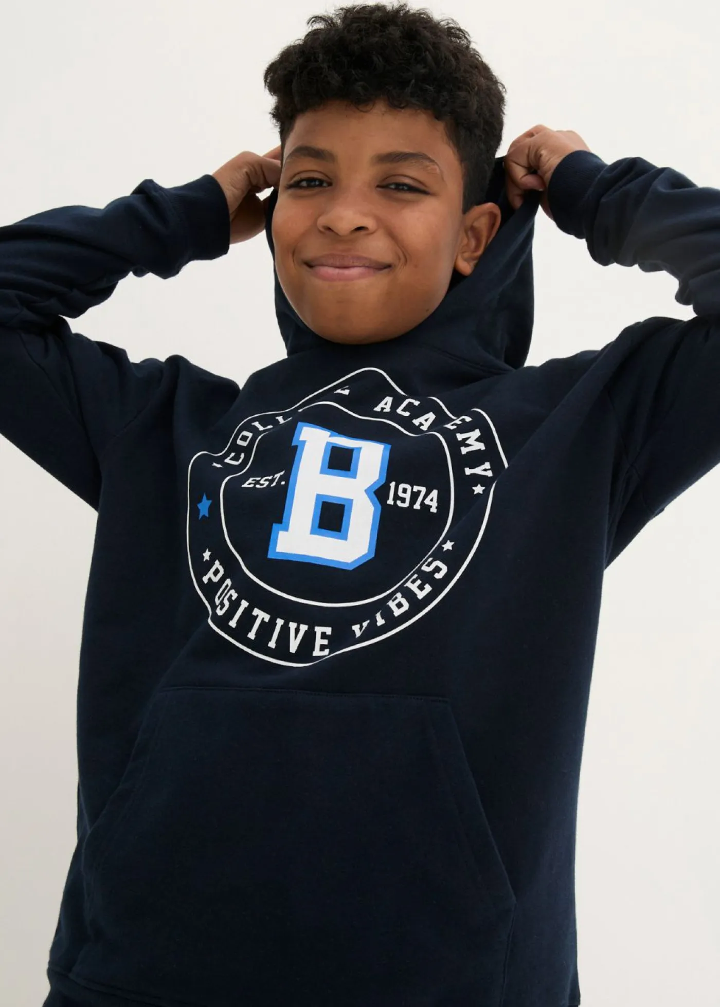 bonprix bonprix Niño·Pijamas|Niña·Pijamas>Sudadera y pantalón de chándal de algodón suave (conjunto de 2 piezas) Azul marino estampado