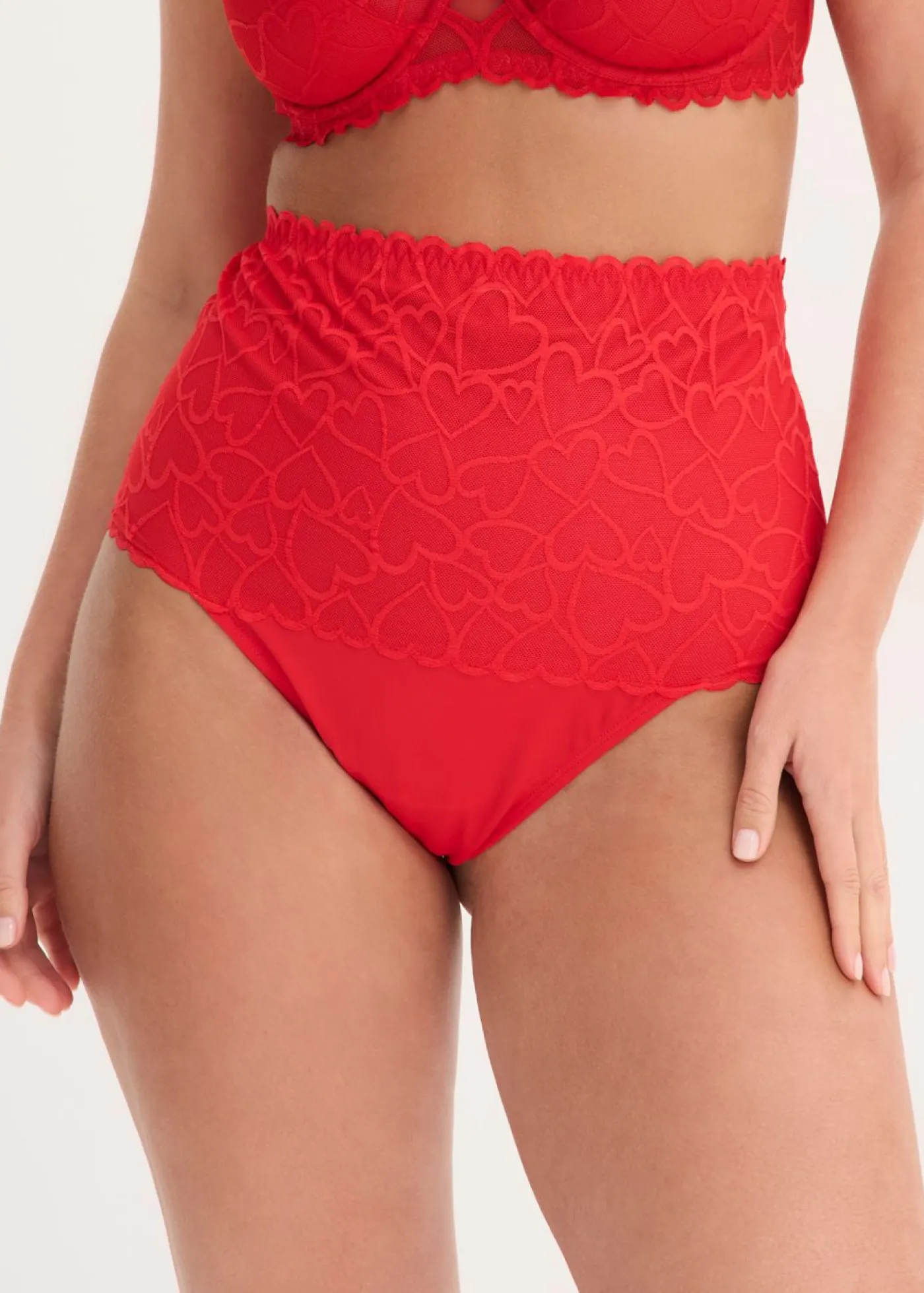bonprix bonprix Ropa Interior Moldeadora|Bragas>Tanga con efecto moldeador medio y encaje de corazones Rojo salsa