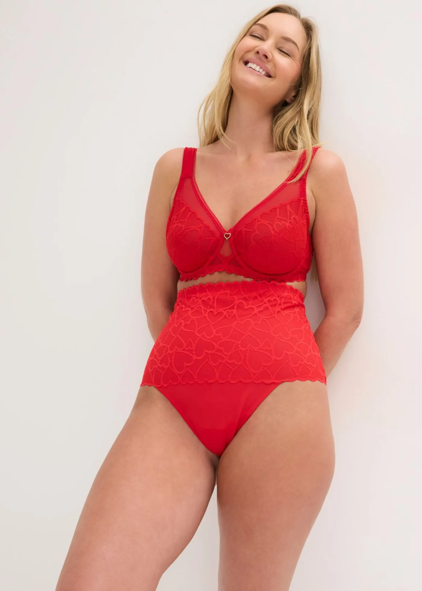 bonprix bonprix Ropa Interior Moldeadora|Bragas>Tanga con efecto moldeador medio y encaje de corazones Rojo salsa