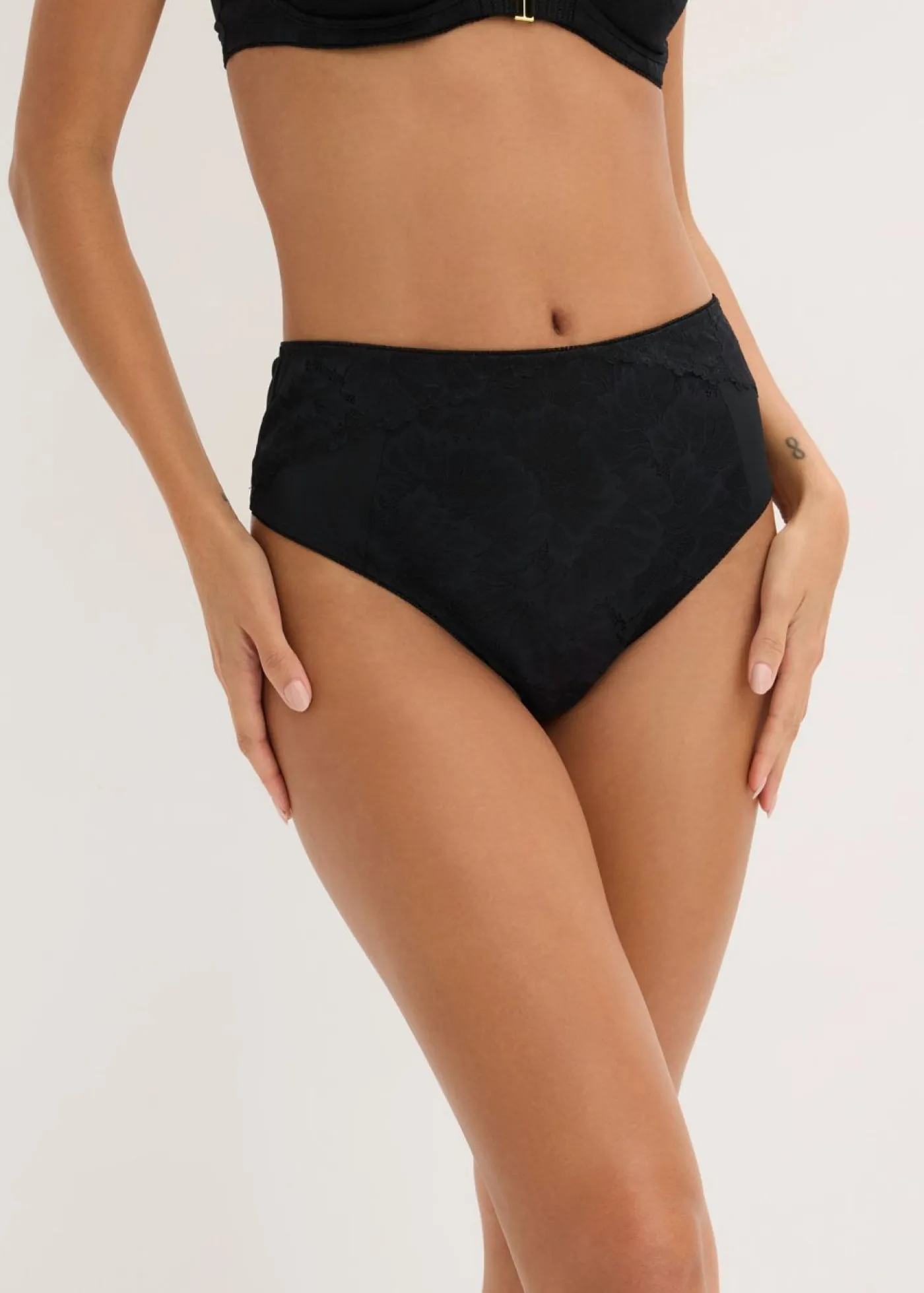 Mujer bonprix bonprix Tanga de talle alto con encaje delicado