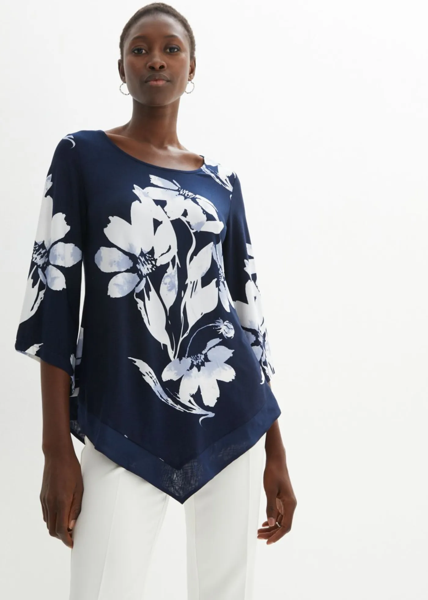 bonprix bonprix Camisetas>Túnica con patrón de flores azul marino / blanco con flores