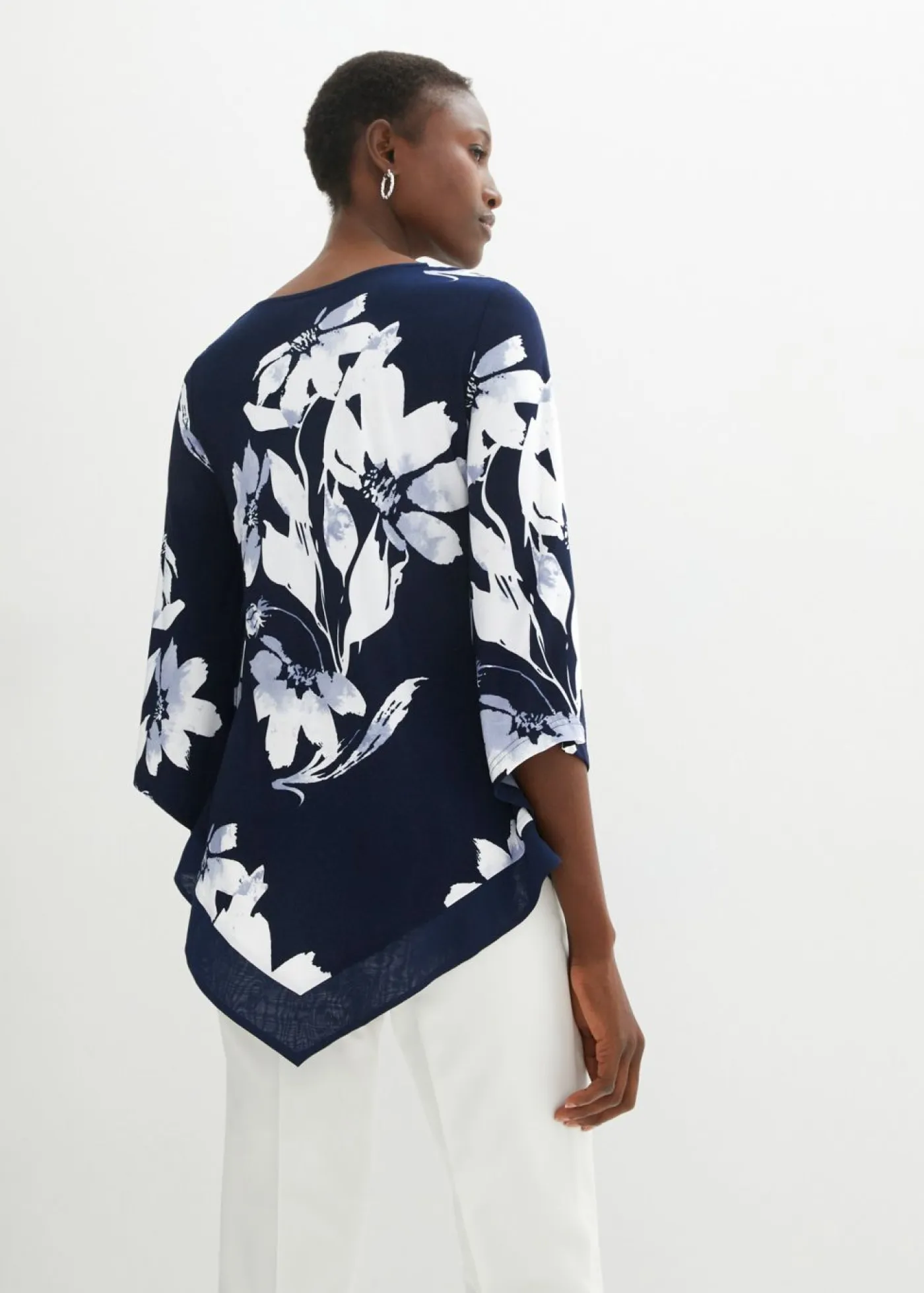 bonprix bonprix Camisetas>Túnica con patrón de flores azul marino / blanco con flores