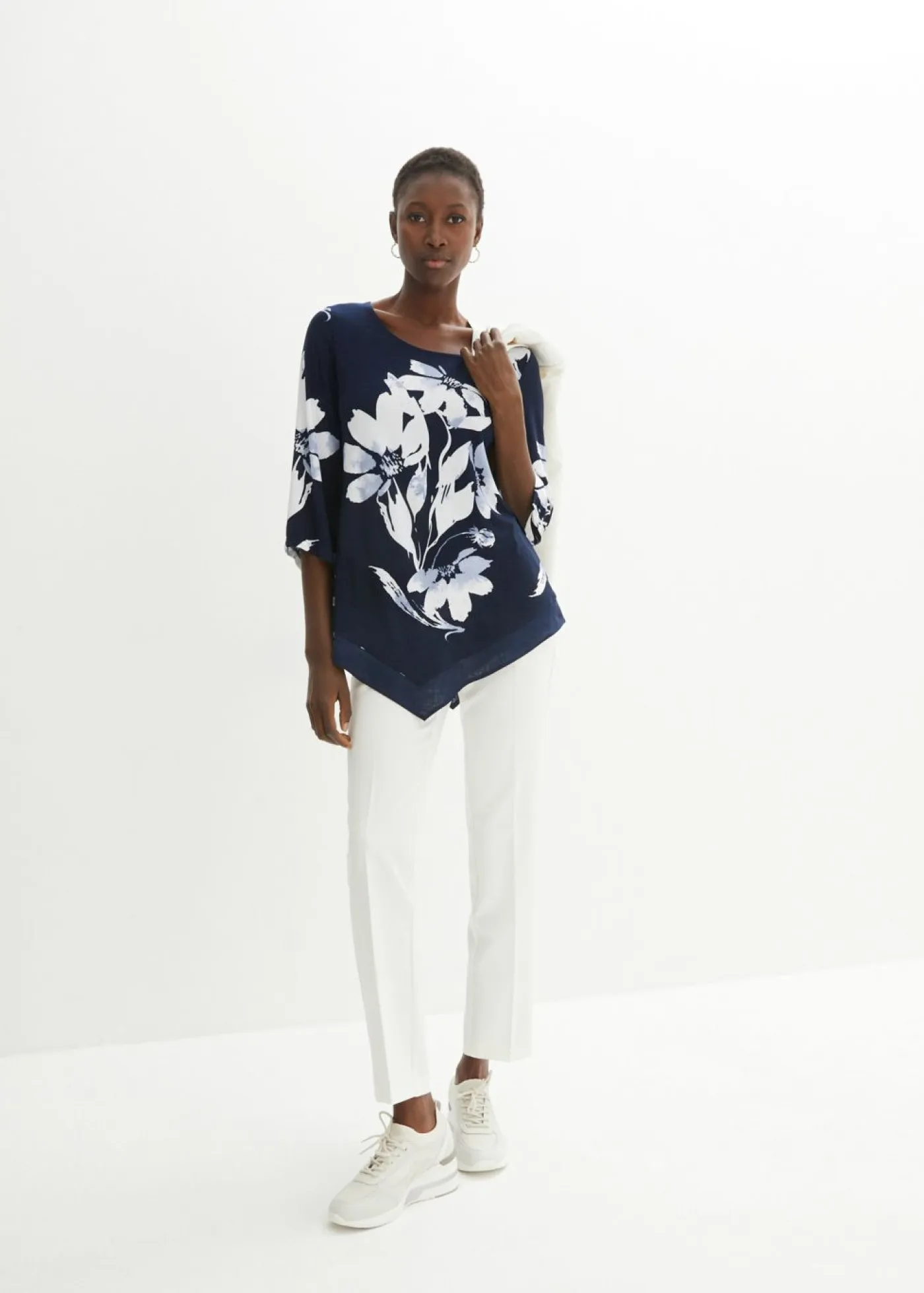 bonprix bonprix Camisetas>Túnica con patrón de flores azul marino / blanco con flores