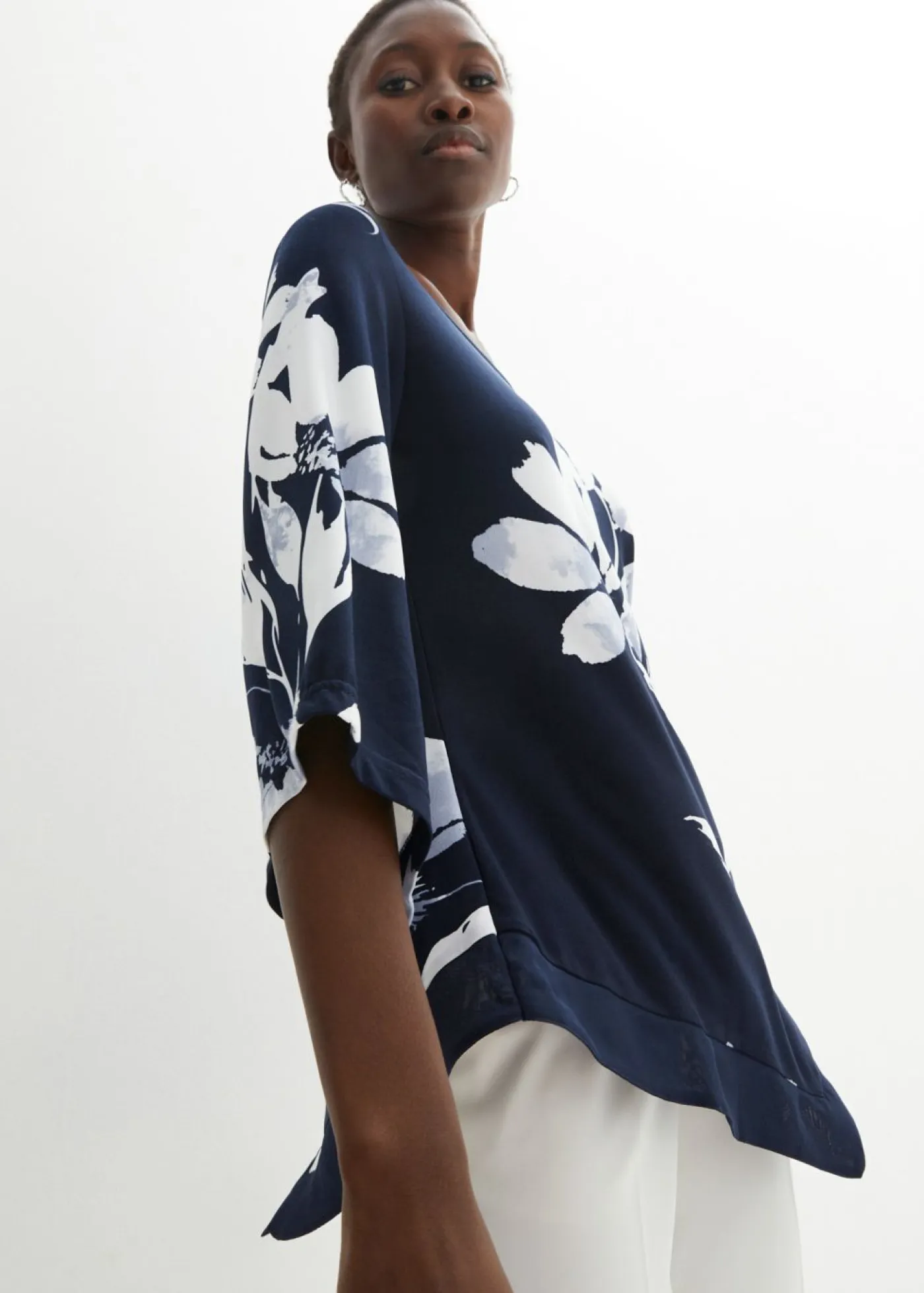 bonprix bonprix Camisetas>Túnica con patrón de flores azul marino / blanco con flores