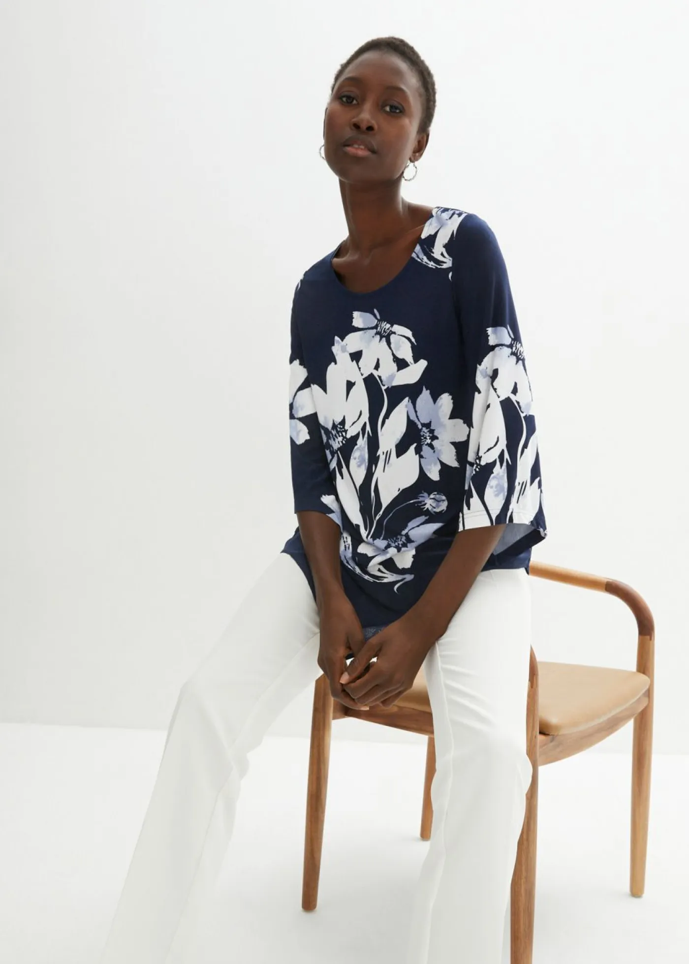 bonprix bonprix Camisetas>Túnica con patrón de flores azul marino / blanco con flores