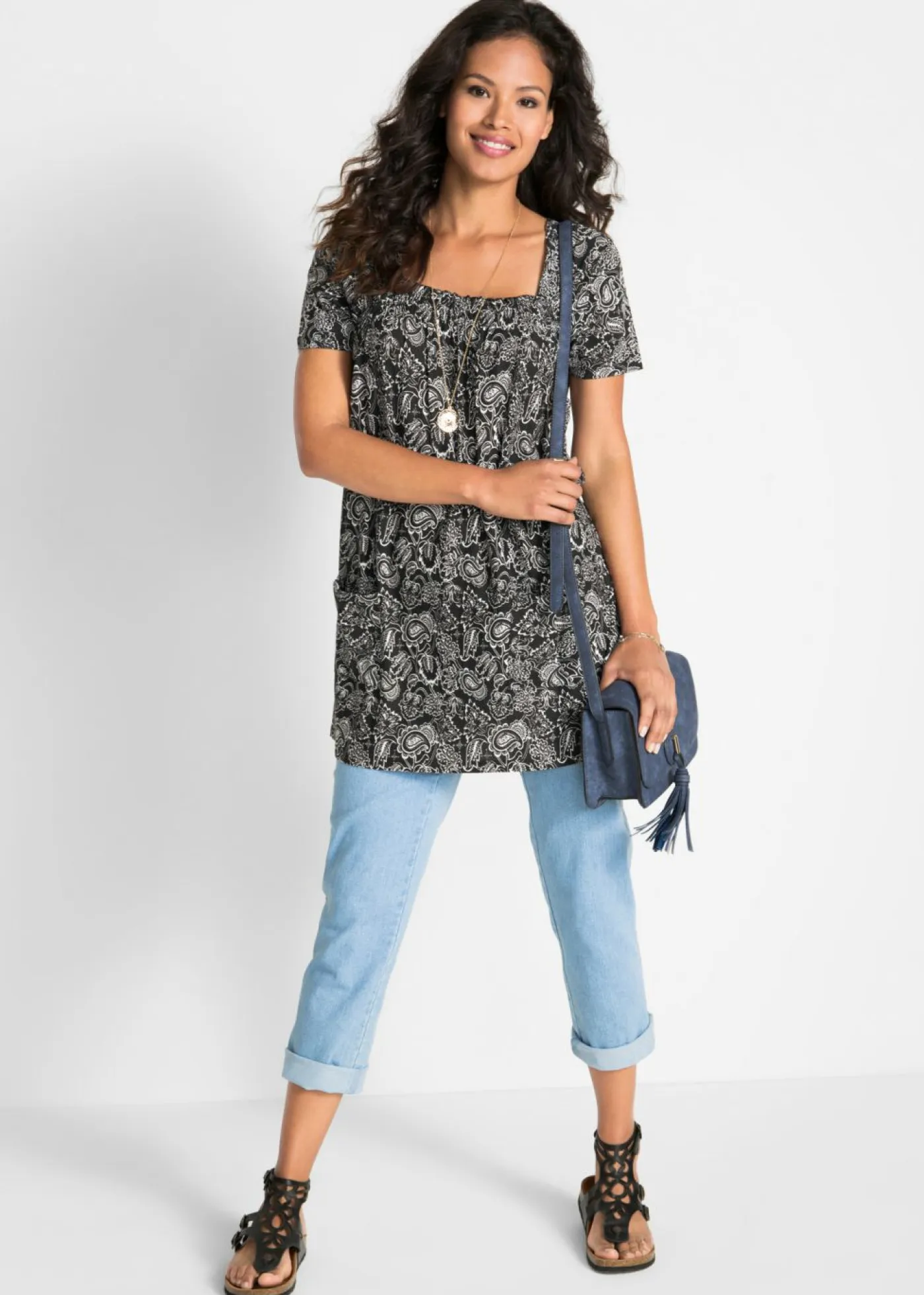 bonprix bonprix Camisetas>Túnica de manga corta Negro-blanco con estampado paisley