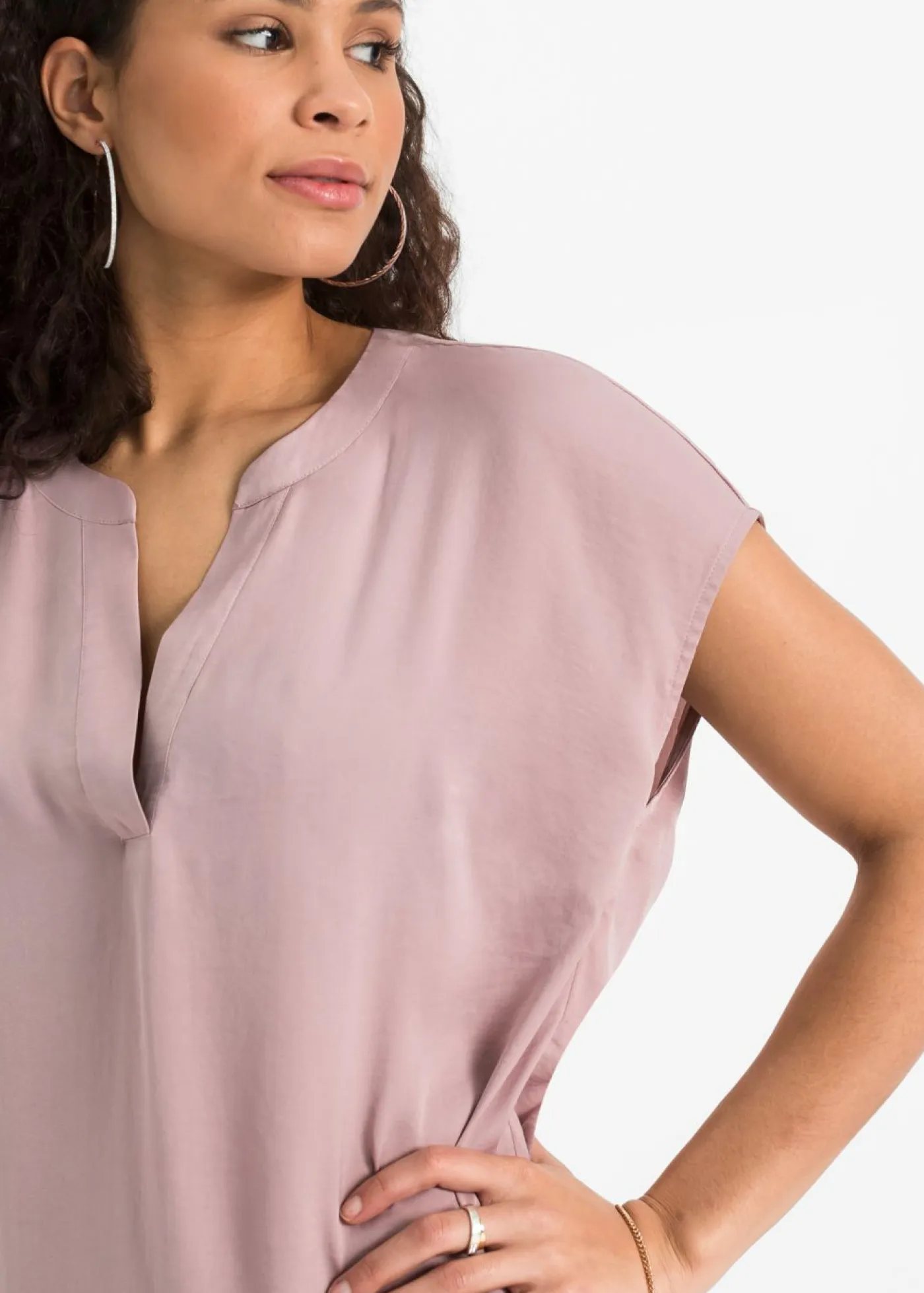 Mujer bonprix bonprix Túnica holgada de satén de manga corta con hombros caídos