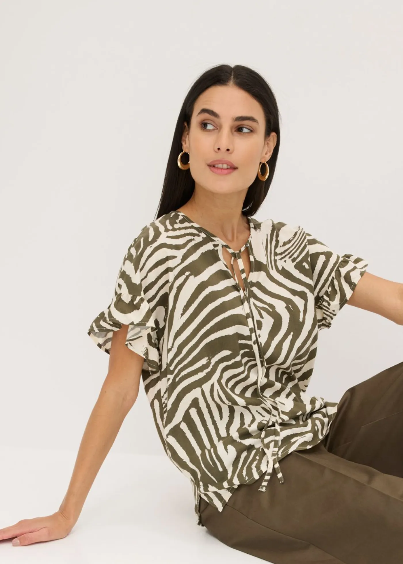 bonprix bonprix Camisas Y Blusas>Túnica holgada de viscosa Crudo/verde oliva oscuro con estampado de cebra