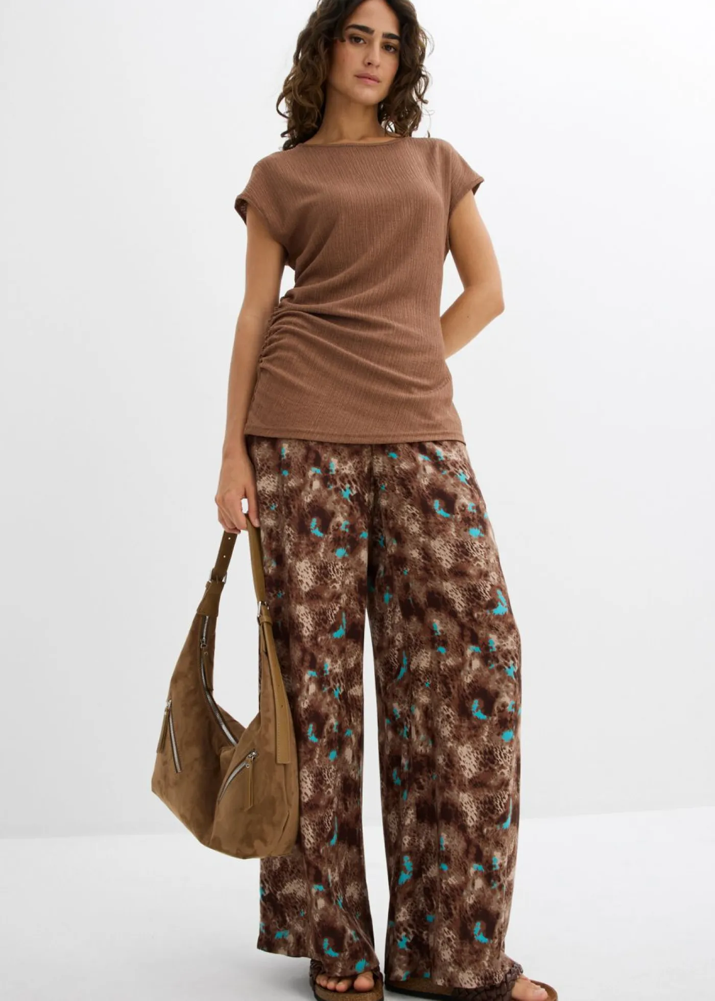 bonprix bonprix Camisetas>Top asimétrico de crepé ligero Marrón castaño