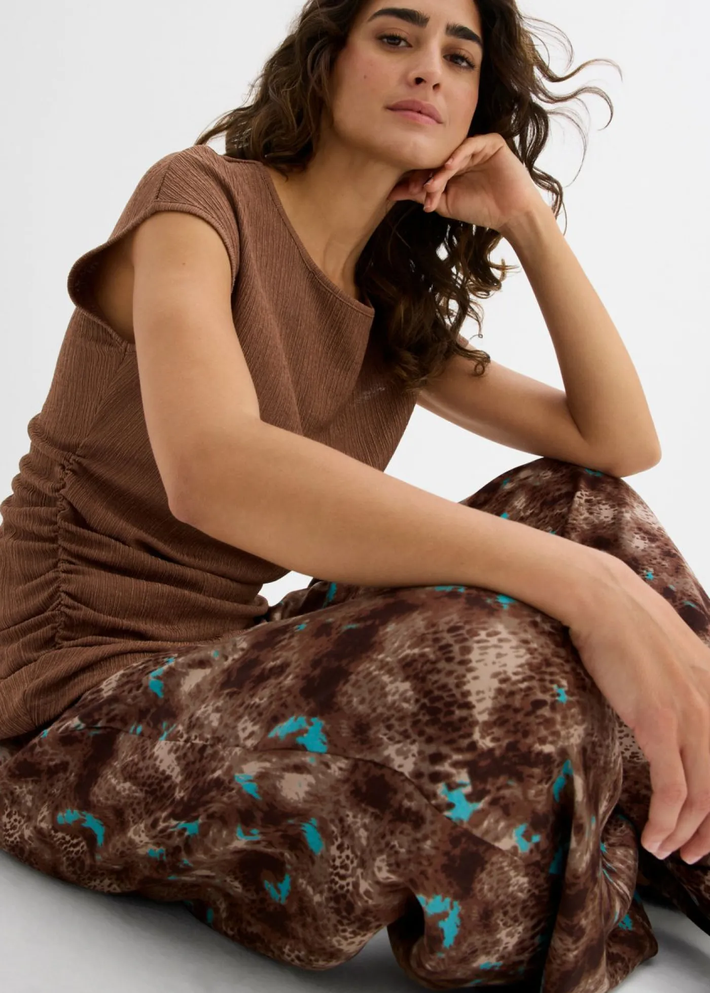 bonprix bonprix Camisetas>Top asimétrico de crepé ligero Marrón castaño