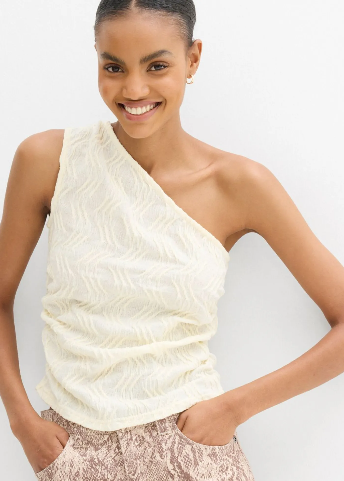 bonprix bonprix Camisetas>Top con un hombro al descubierto de aspecto estructurado Blanco-crema