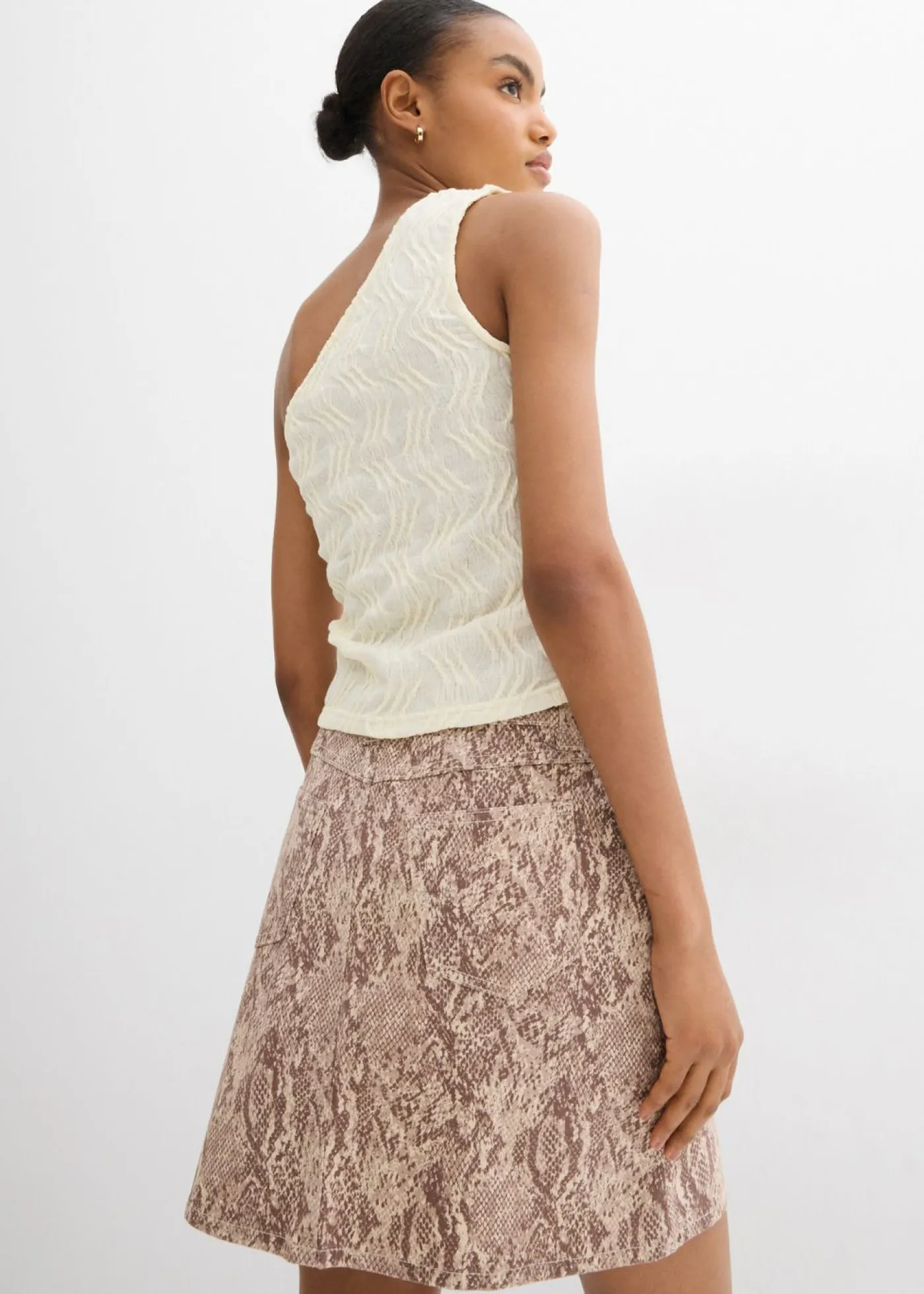 bonprix bonprix Camisetas>Top con un hombro al descubierto de aspecto estructurado Blanco-crema