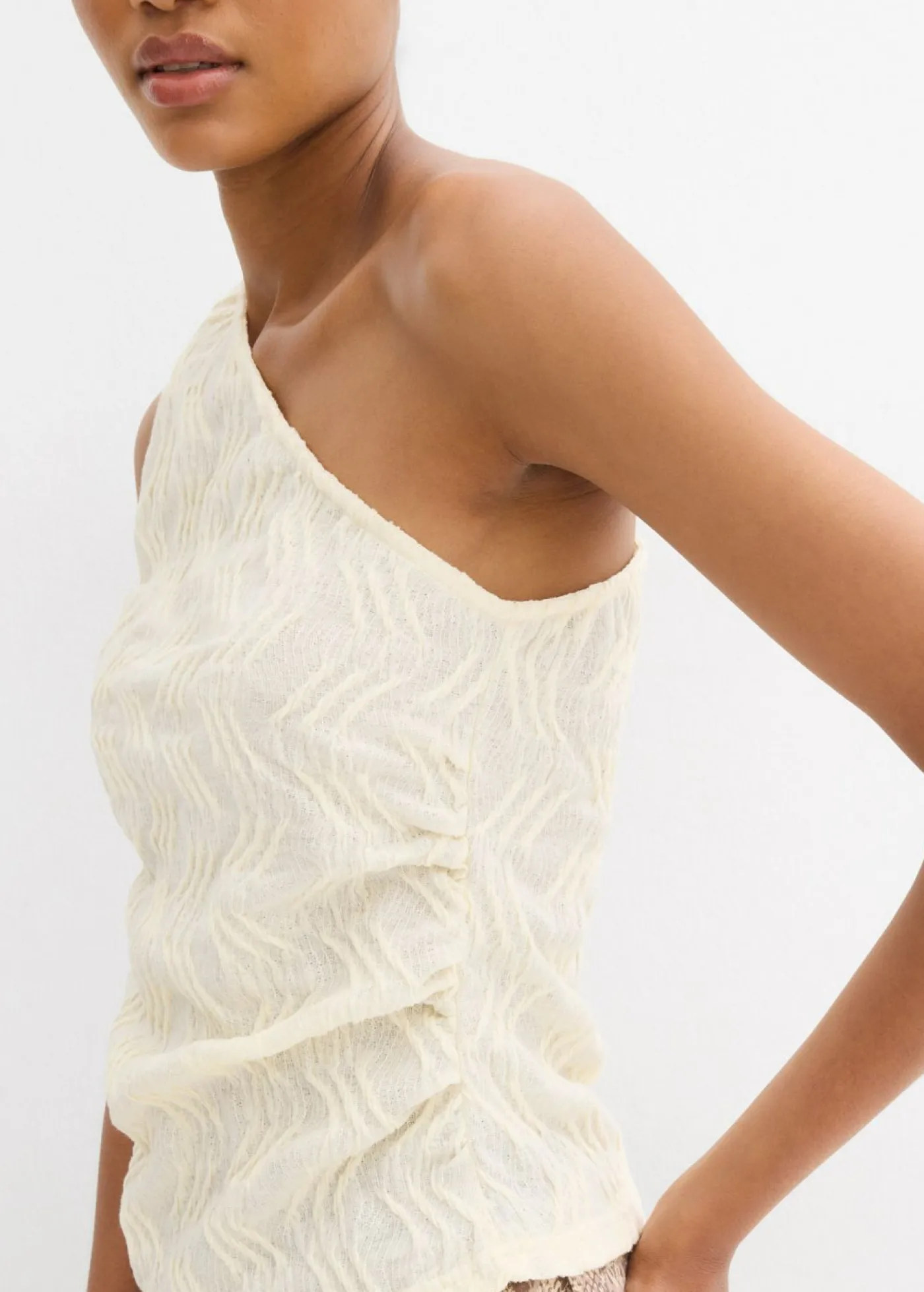 bonprix bonprix Camisetas>Top con un hombro al descubierto de aspecto estructurado Blanco-crema