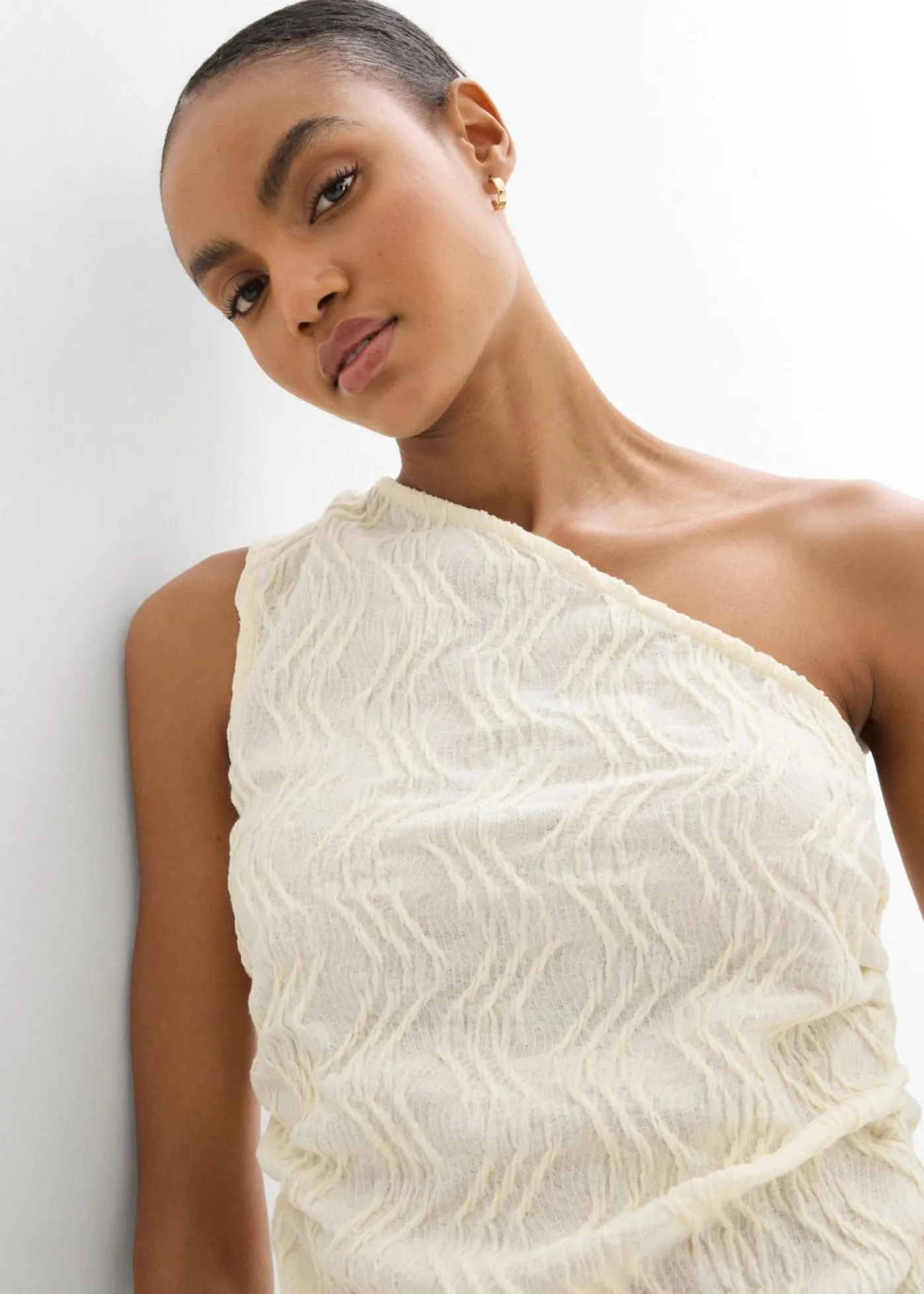 bonprix bonprix Camisetas>Top con un hombro al descubierto de aspecto estructurado Blanco-crema