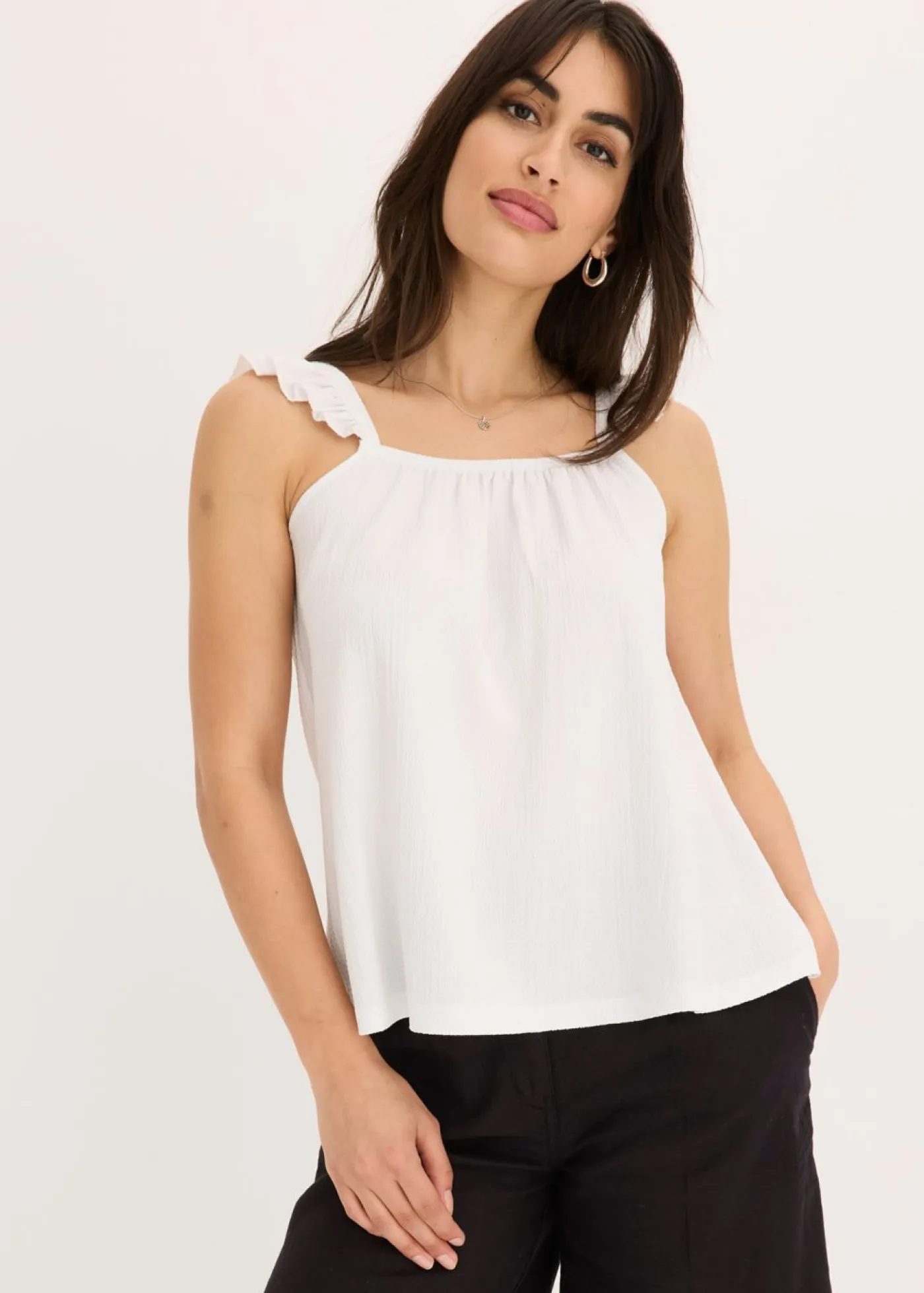 bonprix bonprix Camisetas>Top de crepé de punto con tirantes con volantes Blanco