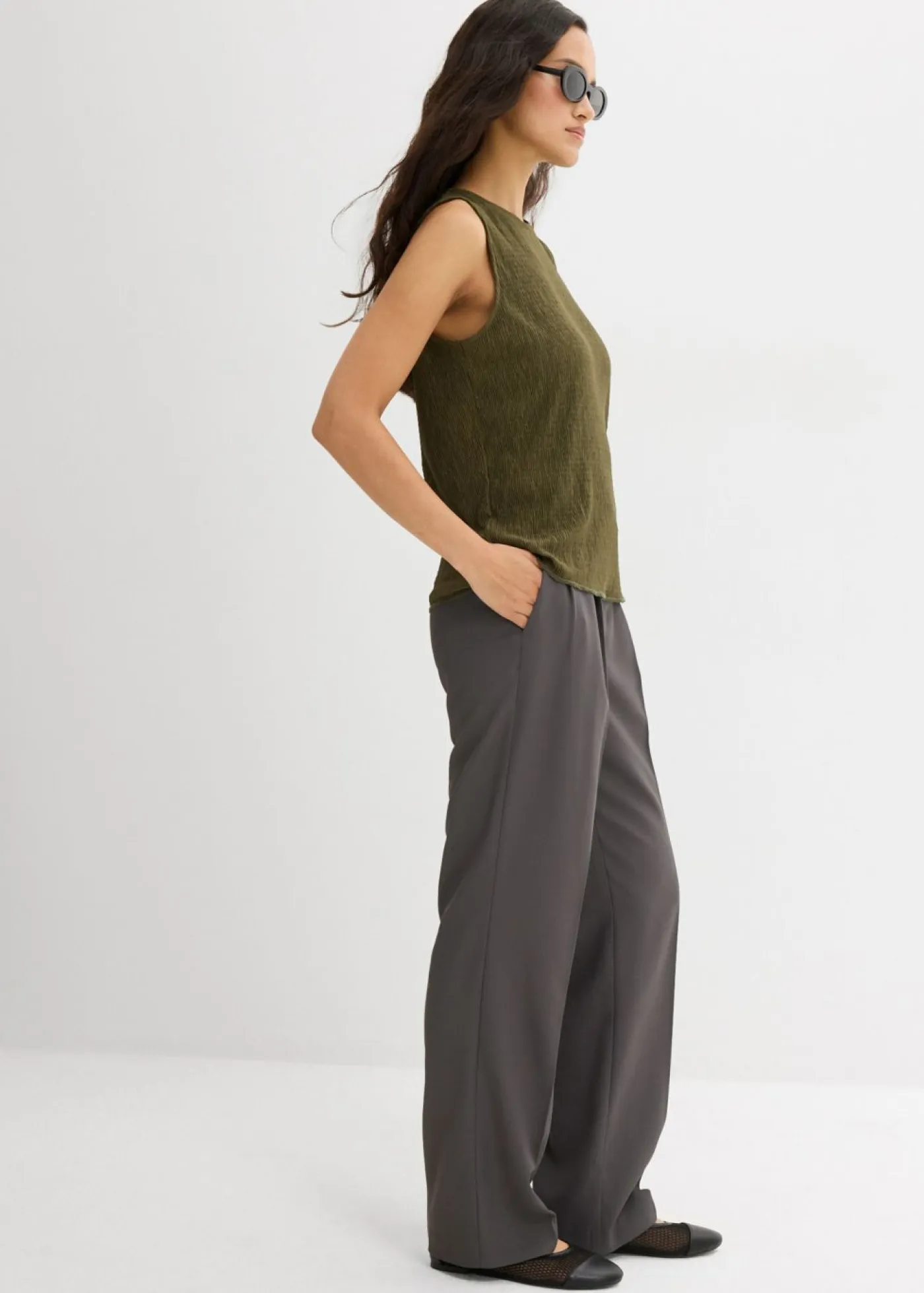 bonprix bonprix Esenciales|Camisetas>Top de tejido arrugado estructurado Verde oliva oscuro