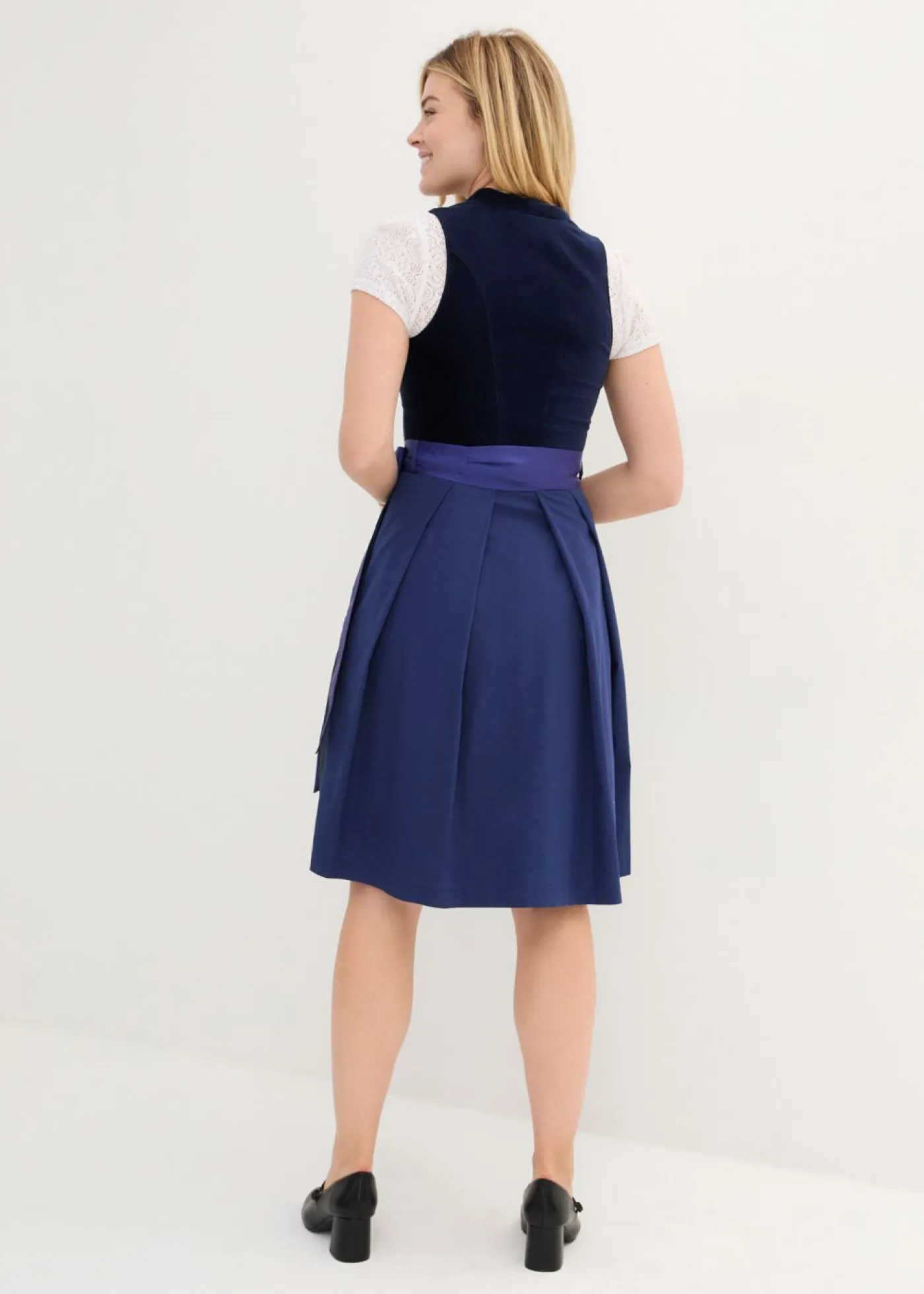 bonprix bonprix Vestidos>Traje tirolés con corpiño de terciopelo y delantal de satén (2 piezas) Azul marino/azul oxford