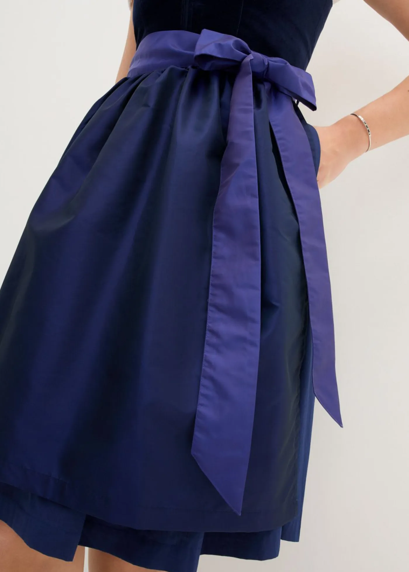 bonprix bonprix Vestidos>Traje tirolés con corpiño de terciopelo y delantal de satén (2 piezas) Azul marino/azul oxford