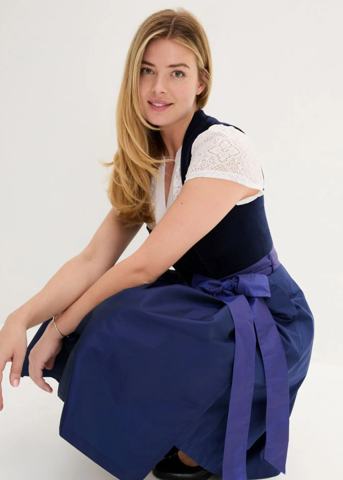 bonprix bonprix Vestidos>Traje tirolés con corpiño de terciopelo y delantal de satén (2 piezas) Azul marino/azul oxford