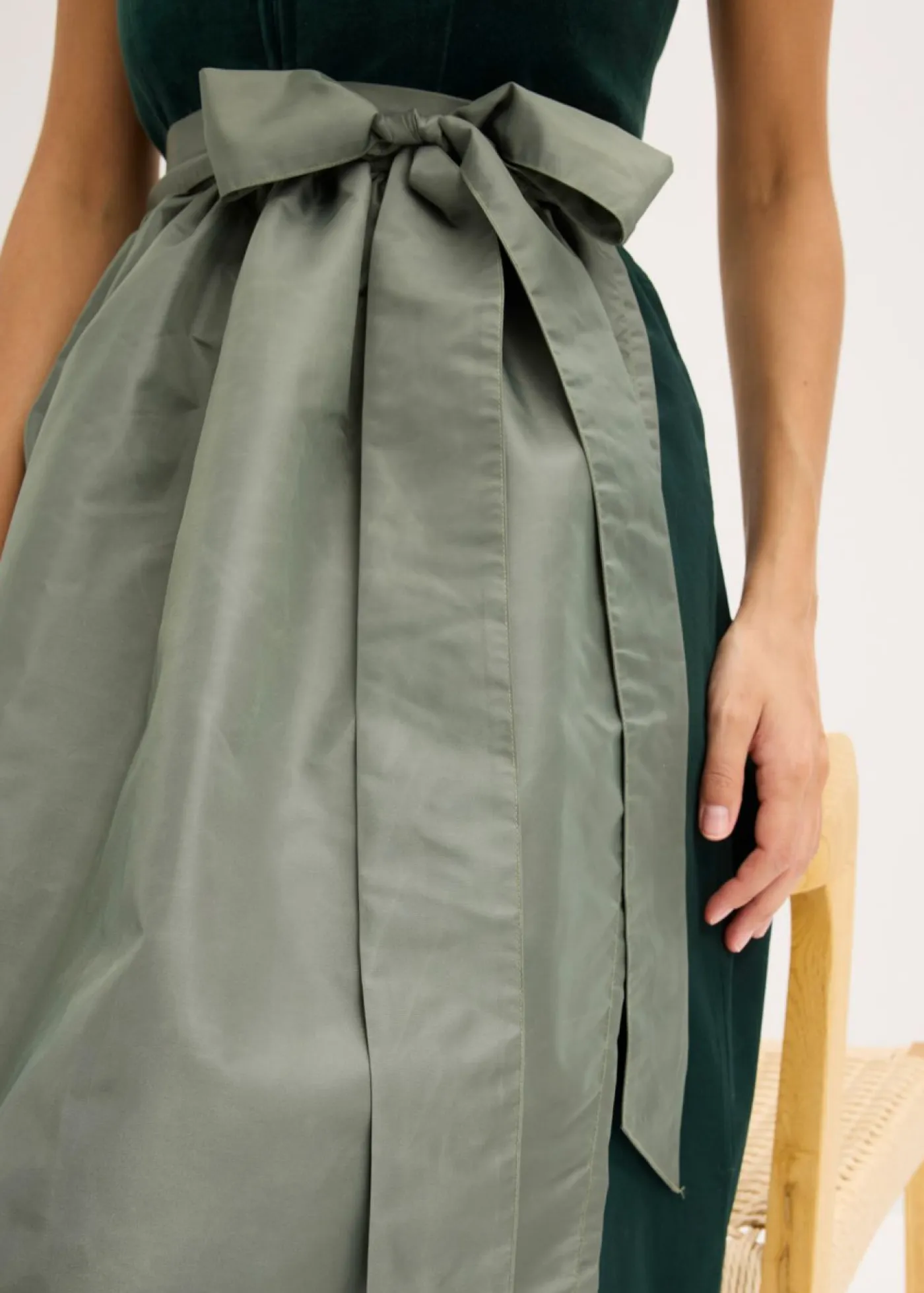 Mujer bonprix bonprix Traje tirolés con corpiño de terciopelo y delantal de satén (2 piezas)