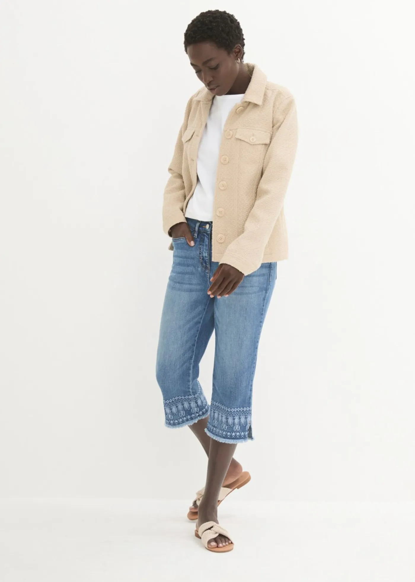 bonprix bonprix Vaqueros>Vaqueros capri con bordado azul blanqueado