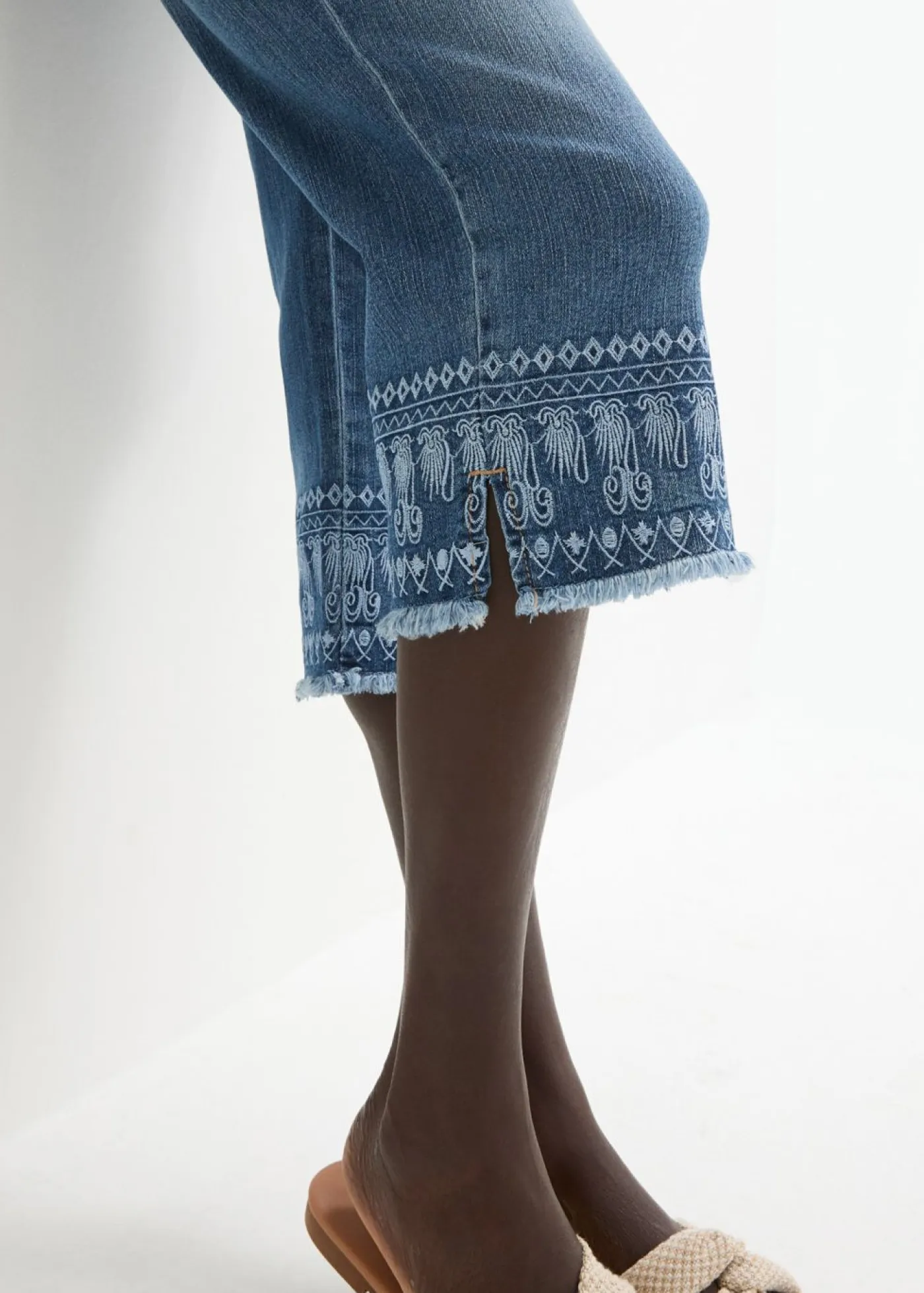 bonprix bonprix Vaqueros>Vaqueros capri con bordado azul blanqueado