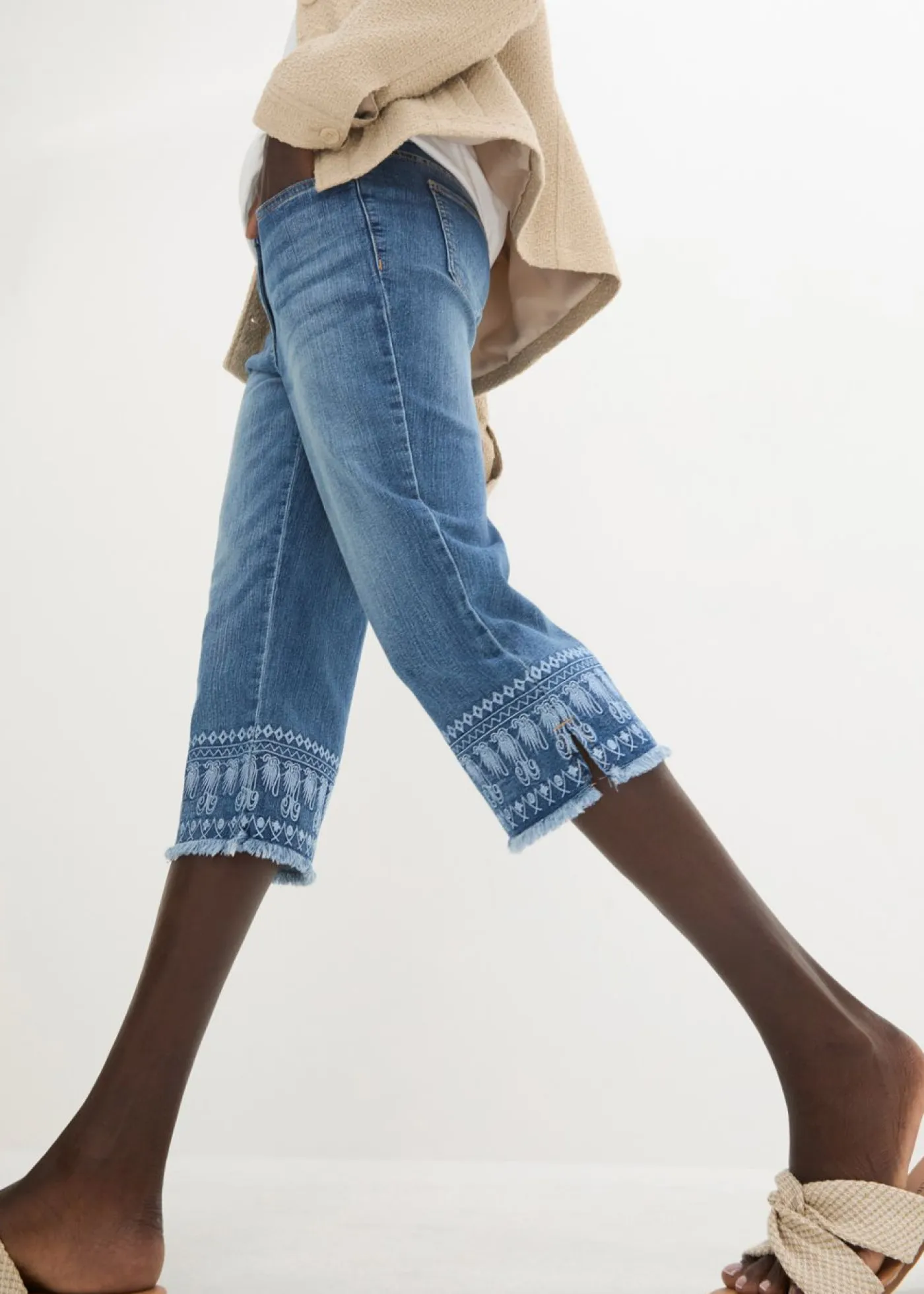 bonprix bonprix Vaqueros>Vaqueros capri con bordado azul blanqueado