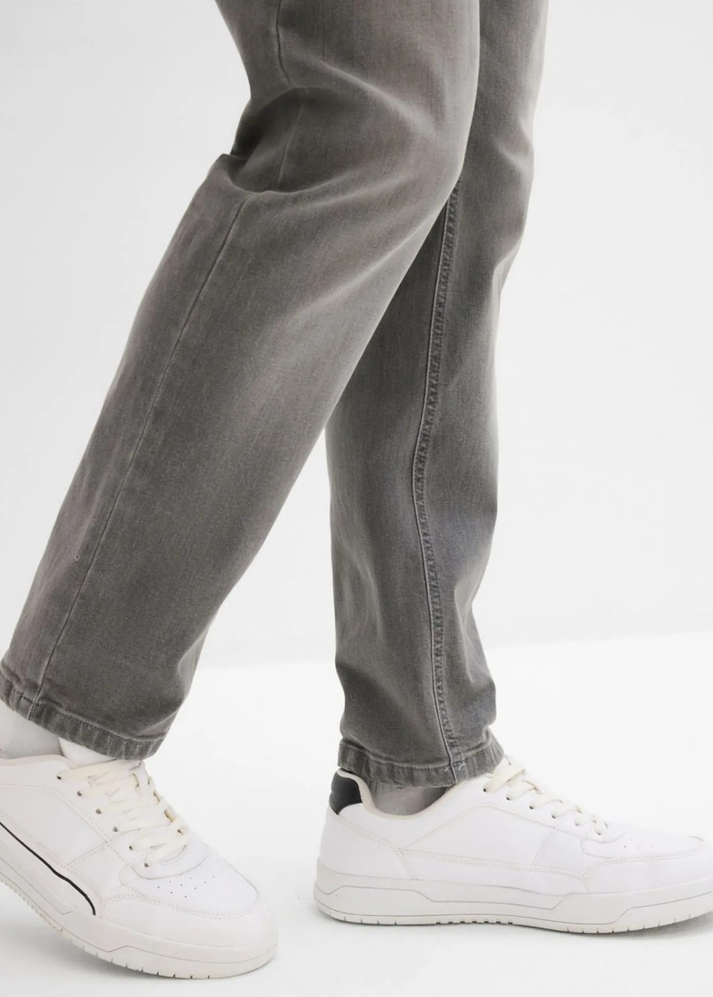 Hombre bonprix bonprix Vaqueros elásticos con corte regular, cinturón y diseño recto