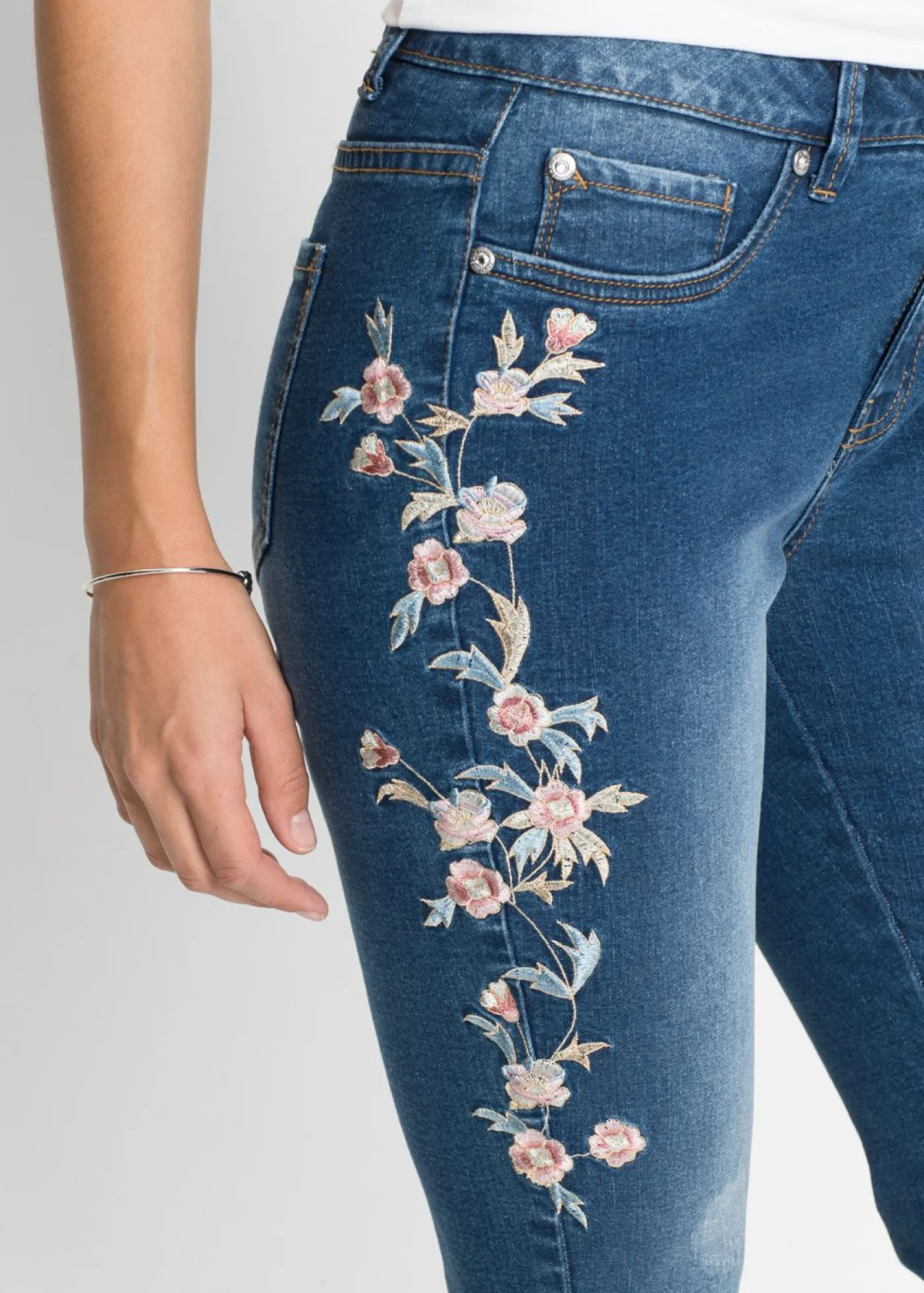 bonprix bonprix Vaqueros>Vaqueros pitillo con largo acortado y talle medio Denim de flores