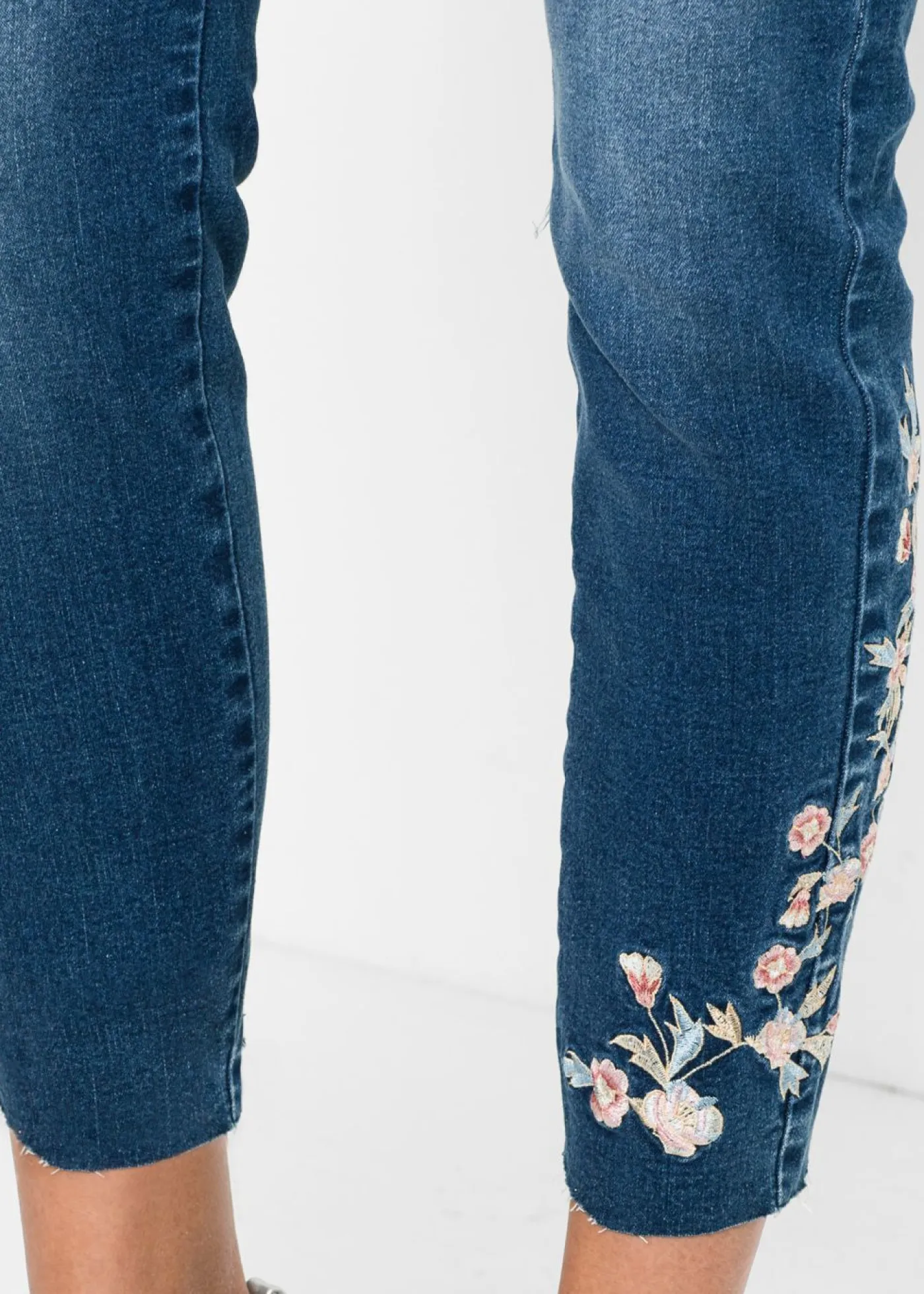 bonprix bonprix Vaqueros>Vaqueros pitillo con largo acortado y talle medio Denim de flores