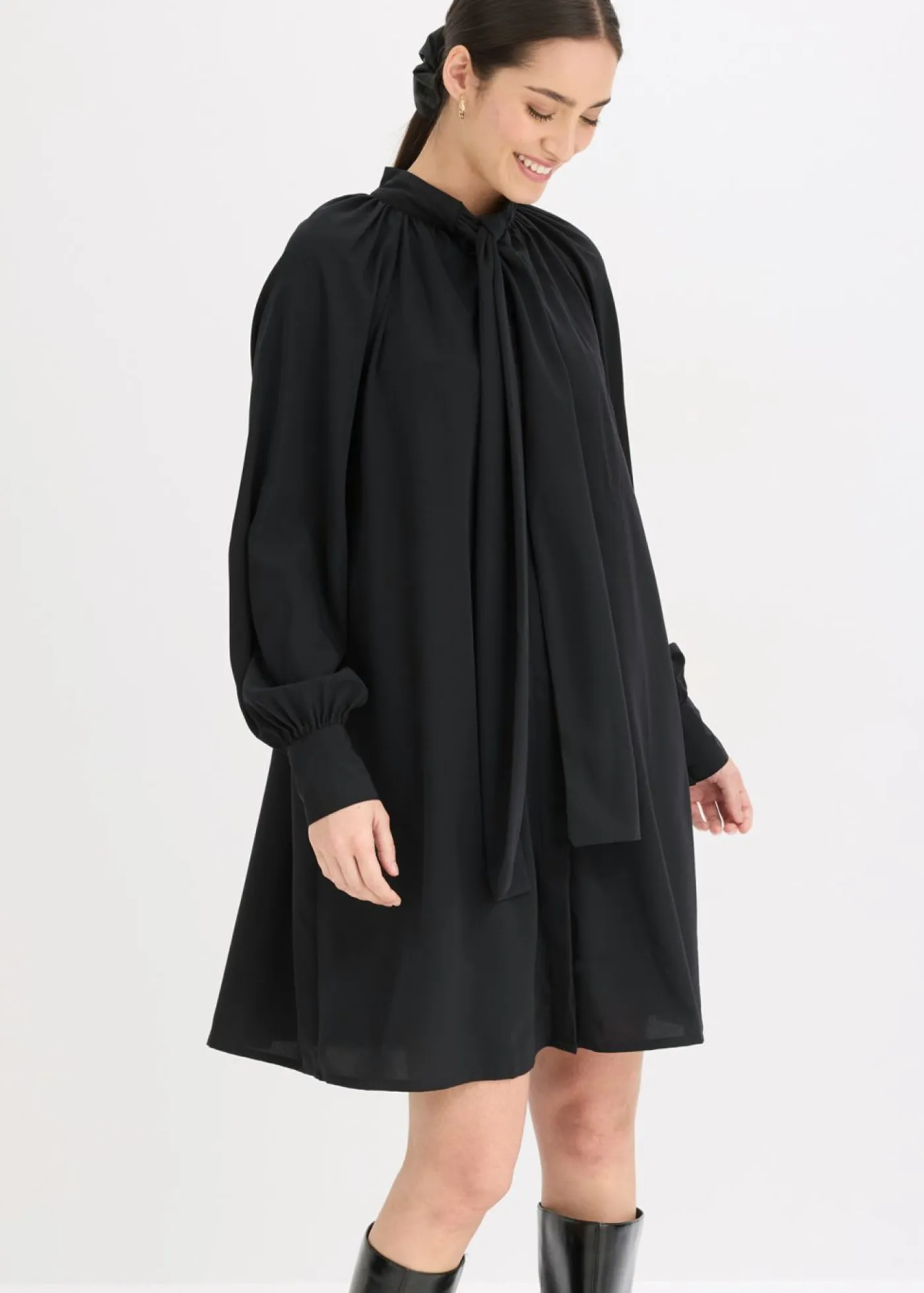 bonprix bonprix Vestidos>Vestido camisero con lazo en el cuello Negro