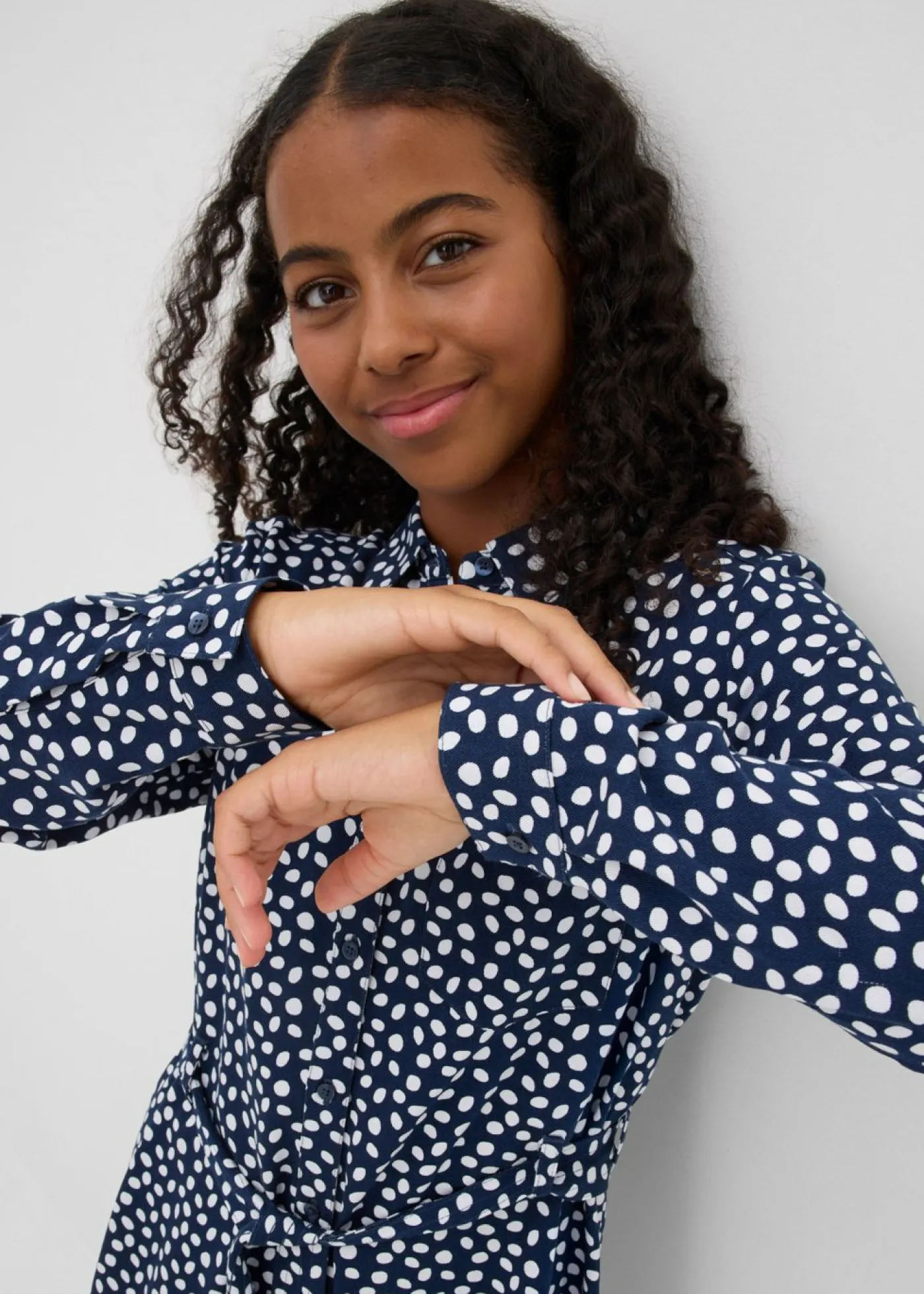 bonprix bonprix Ropa 9 A 16 Años·Vestidos Y Monos>Vestido camisero de viscosa fluida azul marino / blanco topos