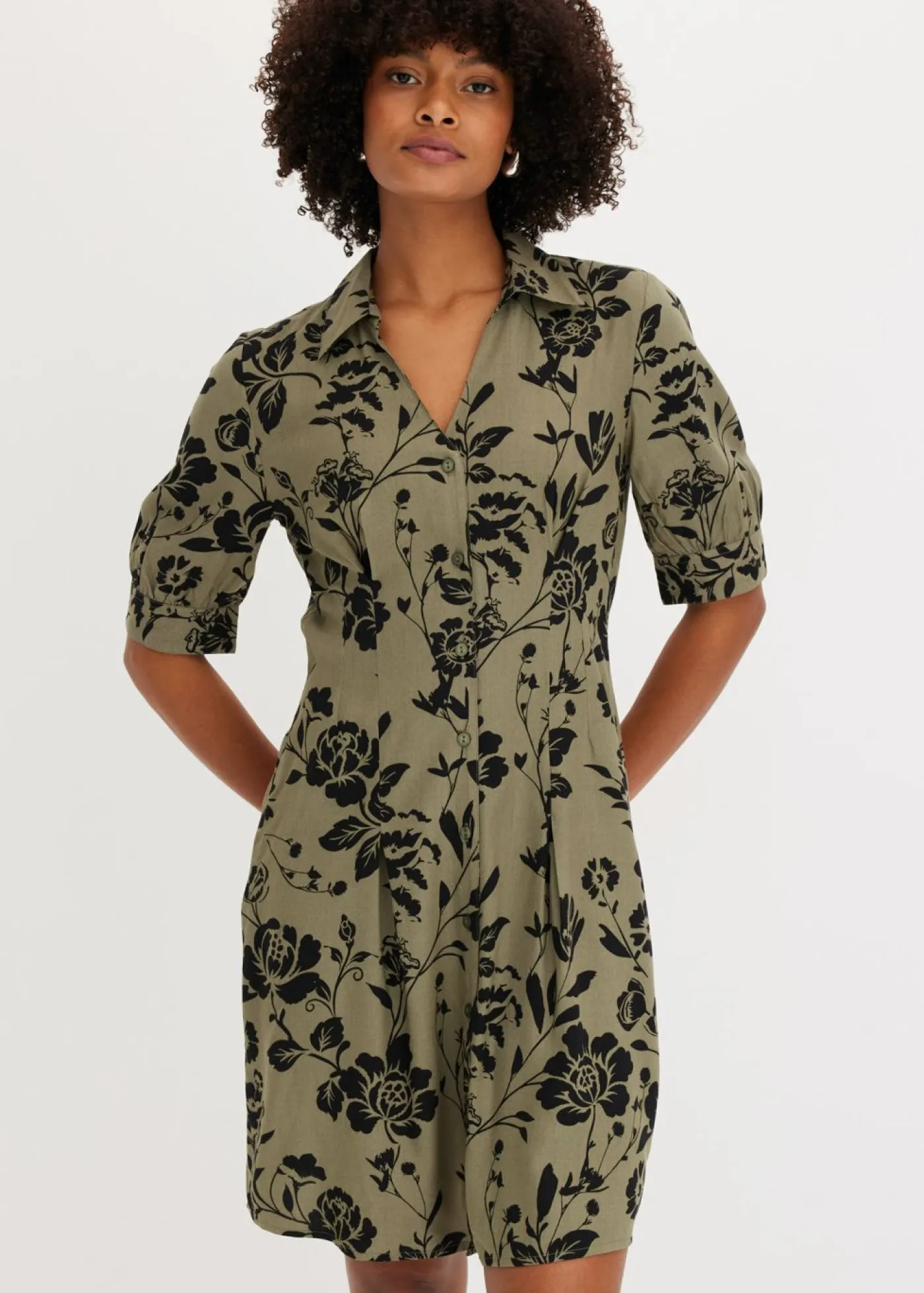bonprix bonprix Tallas Pequeñas>Vestido camisero de viscosa fluida verde oliva/negro con flores