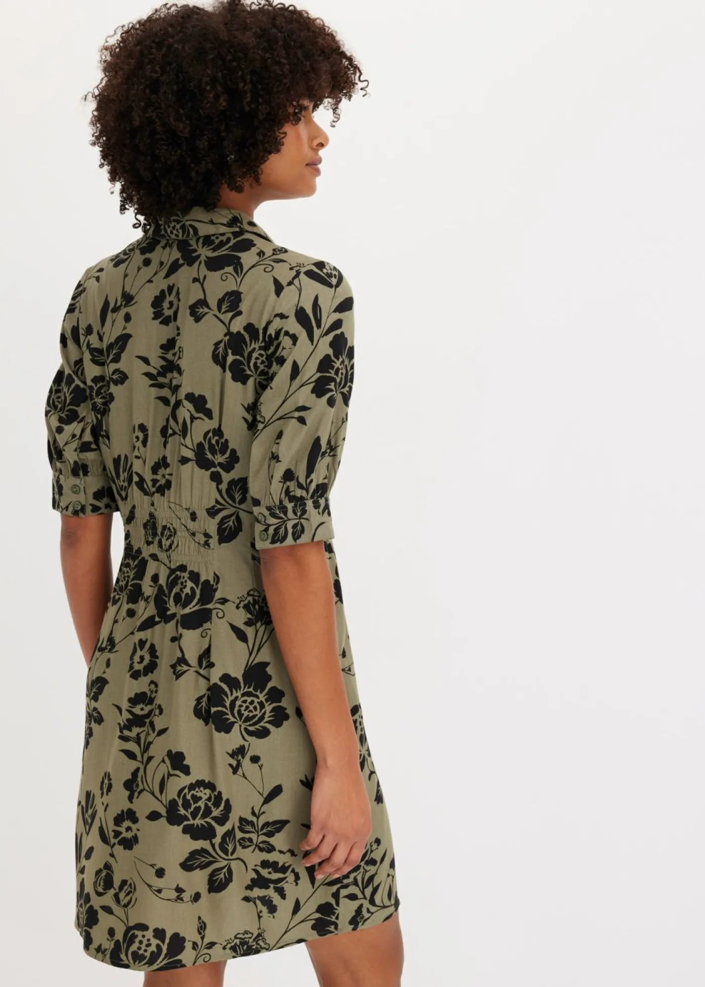 bonprix bonprix Tallas Pequeñas>Vestido camisero de viscosa fluida verde oliva/negro con flores