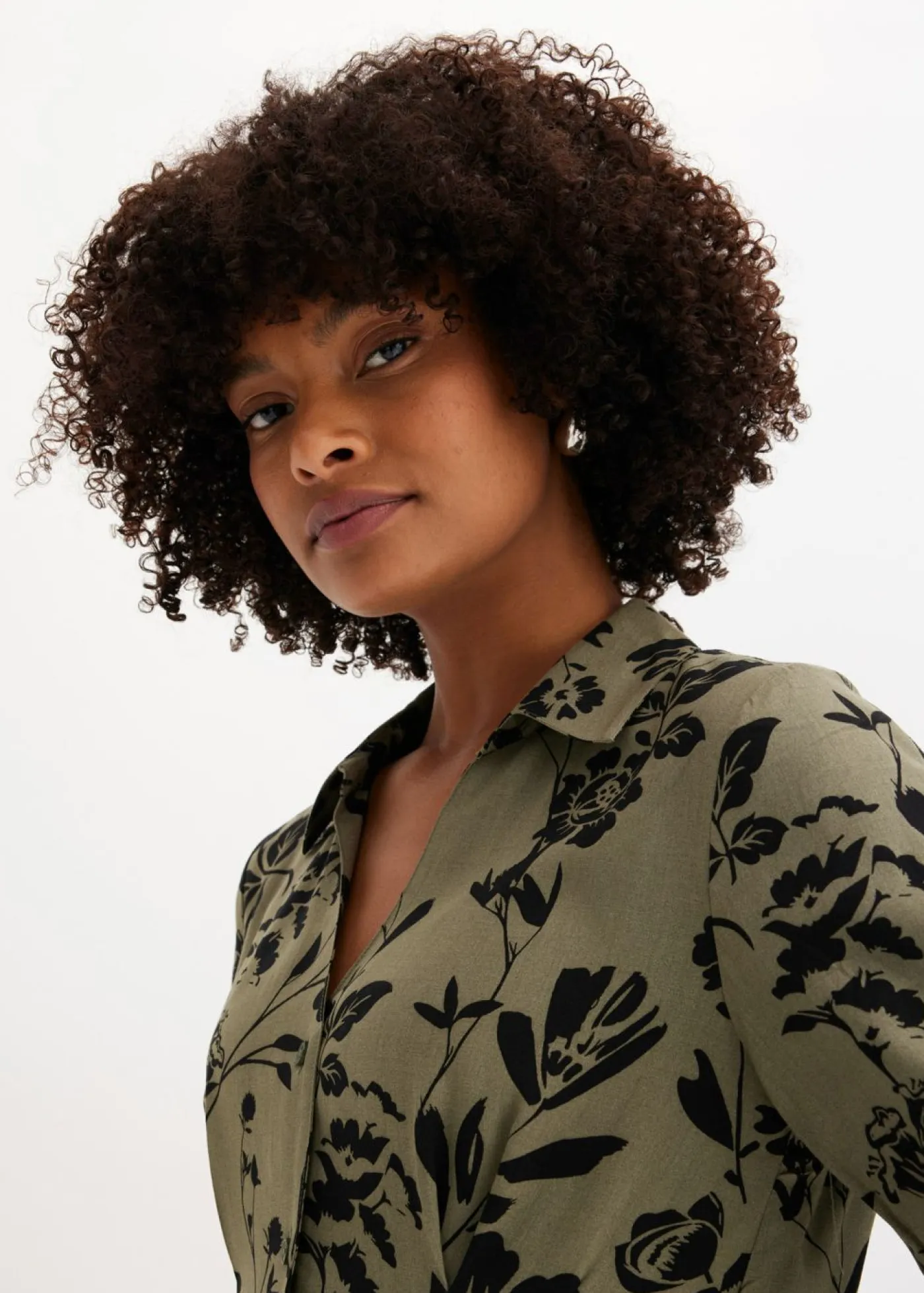 bonprix bonprix Tallas Pequeñas>Vestido camisero de viscosa fluida verde oliva/negro con flores