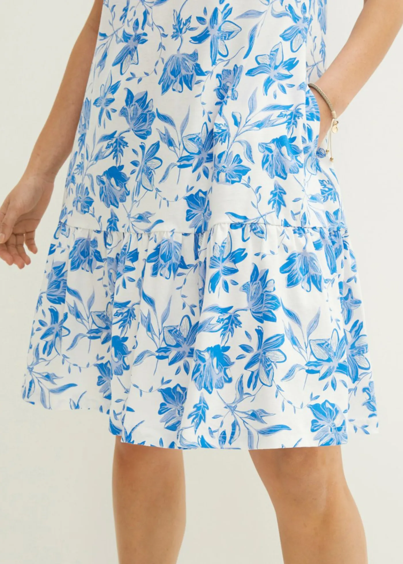 bonprix bonprix Vestidos>Vestido con volante, hasta la rodilla blanco/azur con flores