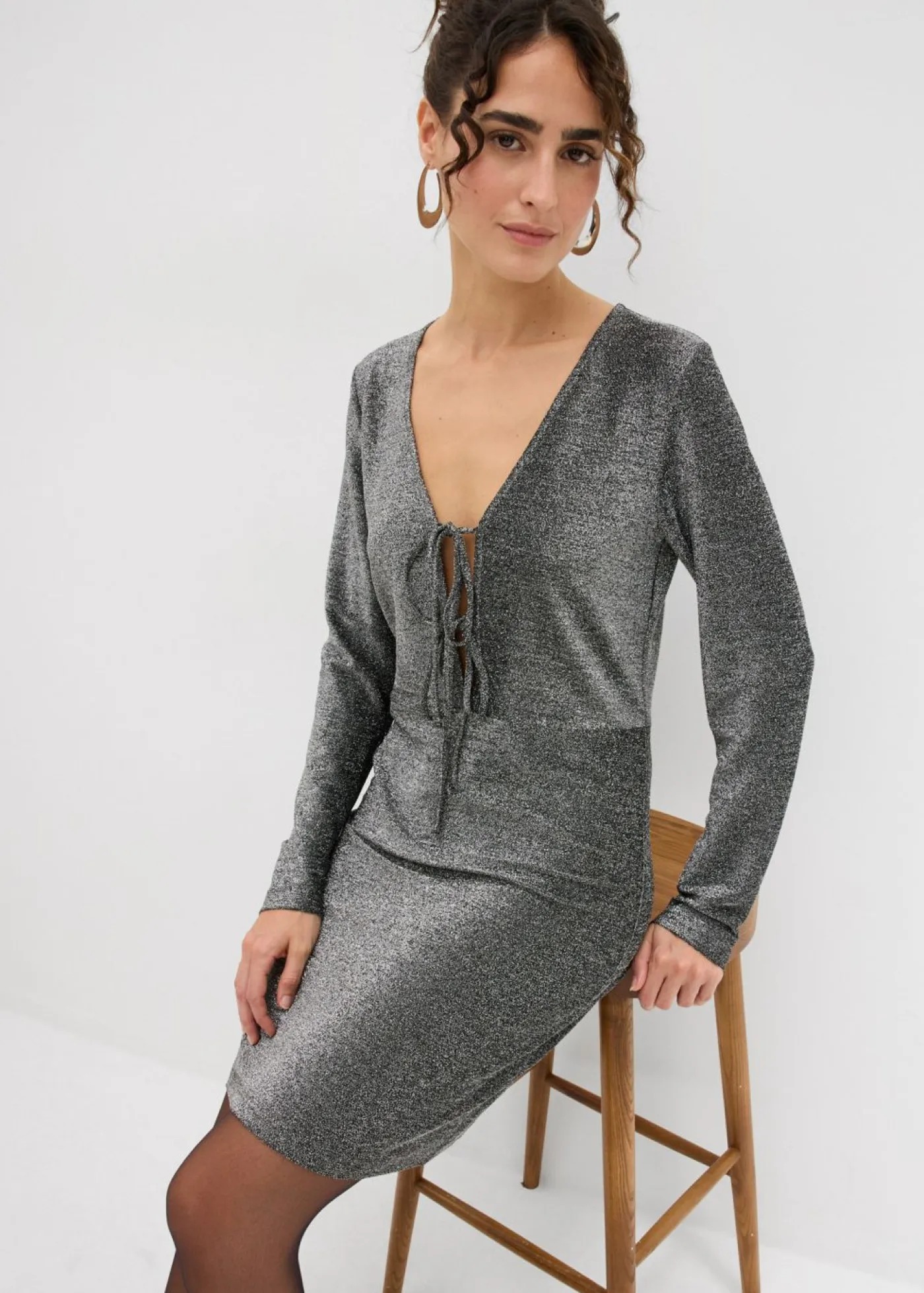 bonprix bonprix Vestidos>Vestido corto con material brillante y detalle de lazo Negro-plata