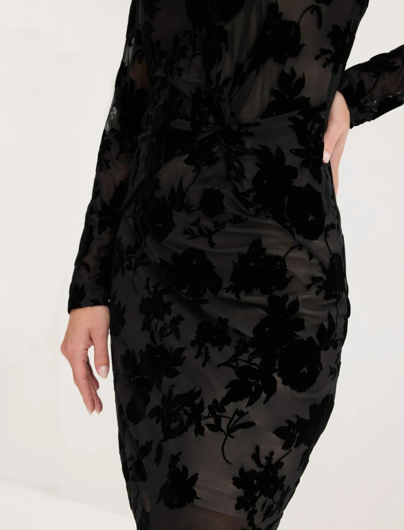 bonprix bonprix Vestidos|Ropa Elegante>Vestido corto de malla fina con estampado flocado Negro-beige de flores