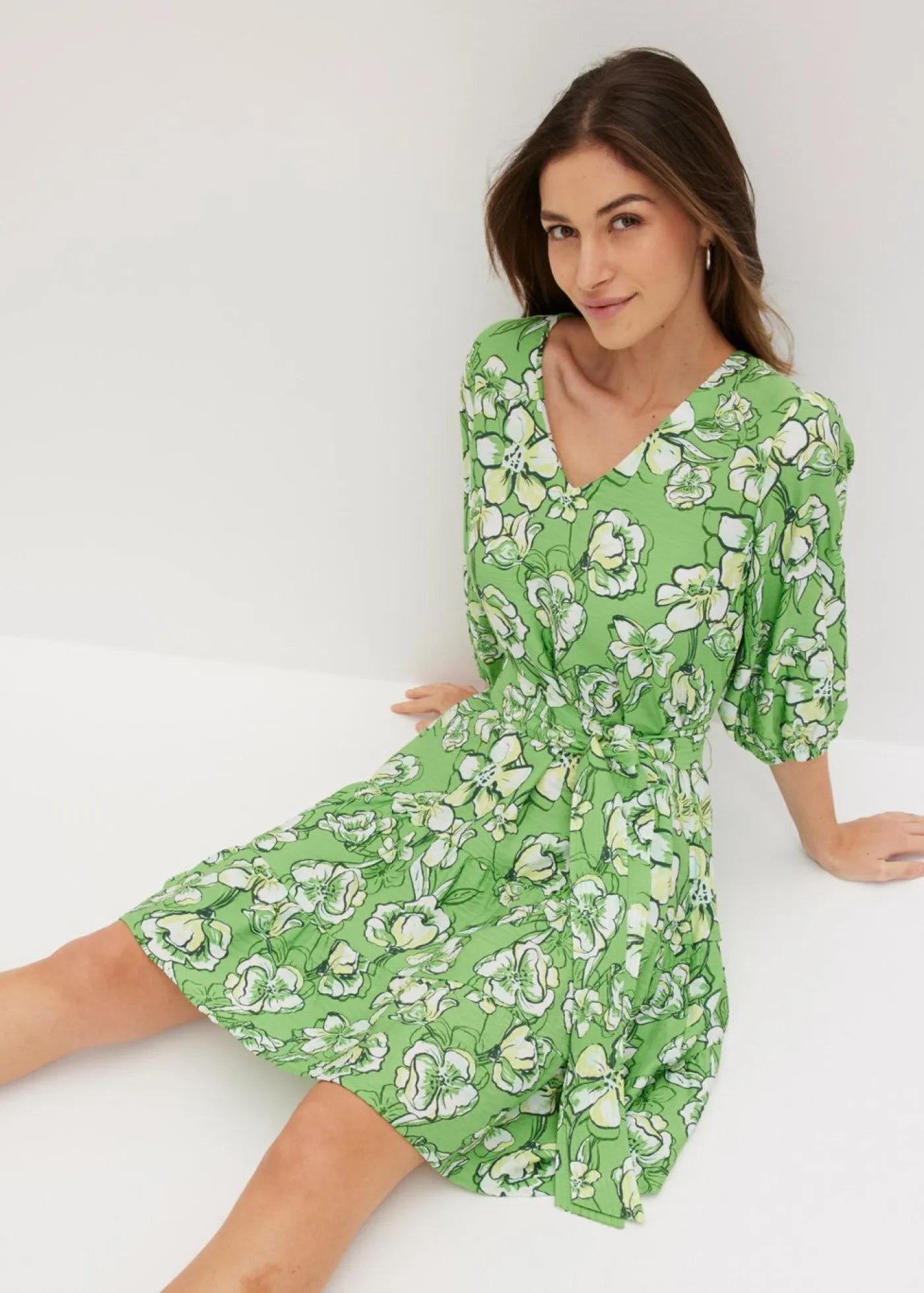 bonprix bonprix Vestidos>Vestido corto de suave mezcla de viscosa Verde trébol de flores