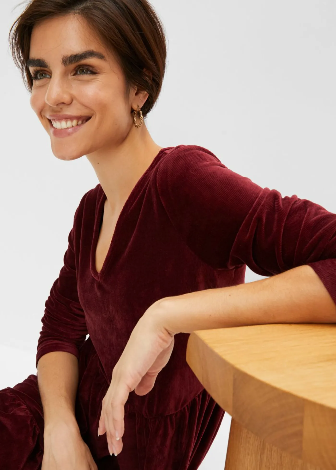 bonprix bonprix Vestidos>Vestido corto de terciopelo elástico rojo avellana