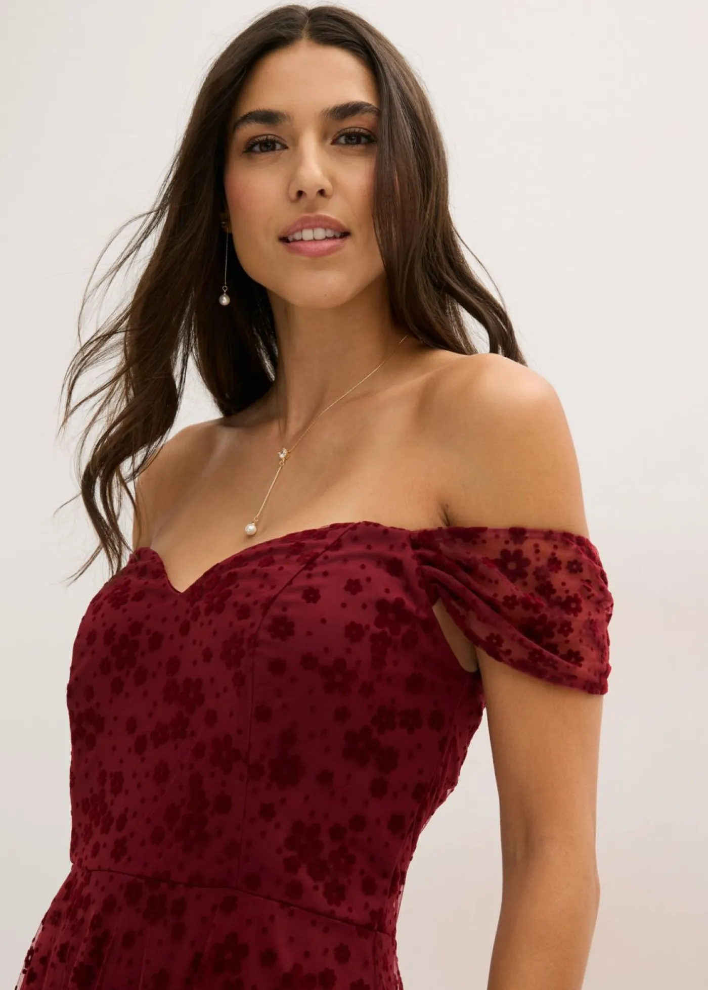 bonprix bonprix Vestidos|Ropa Elegante>Vestido de noche con un elegante bordado floral Rojo rubí