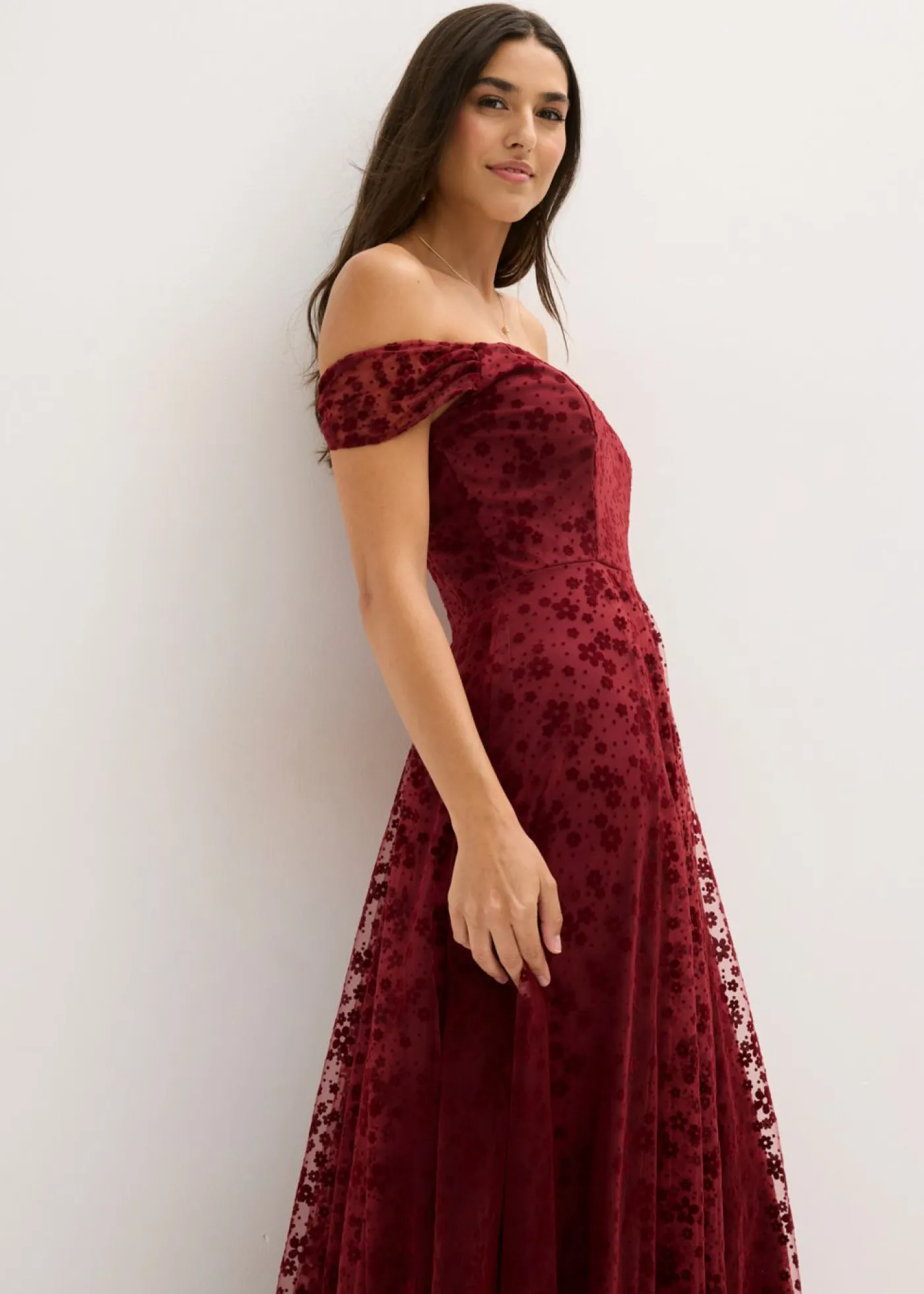 bonprix bonprix Vestidos|Ropa Elegante>Vestido de noche con un elegante bordado floral Rojo rubí