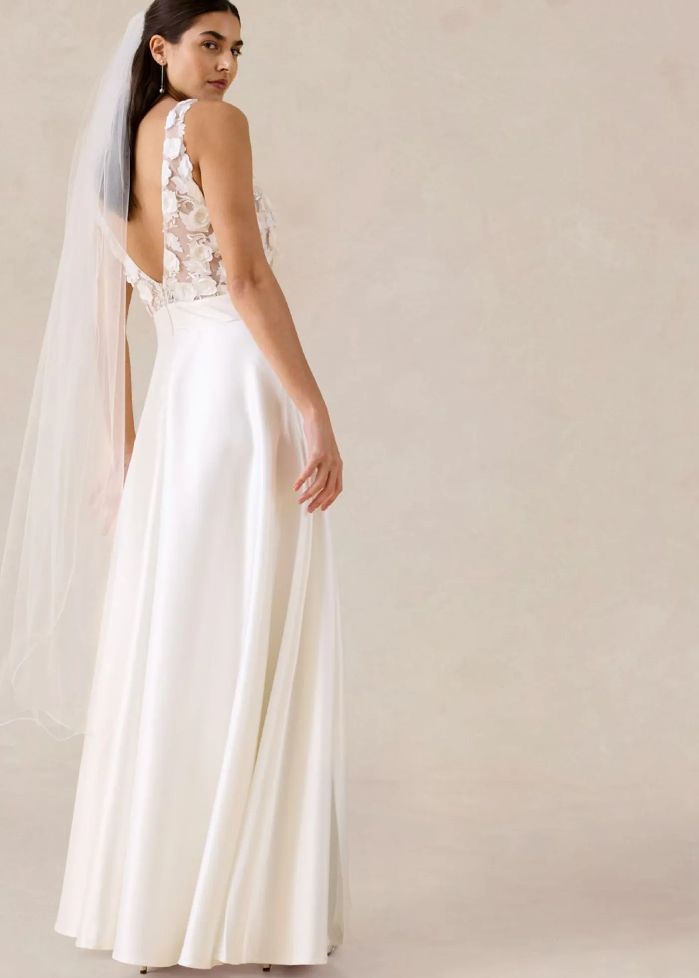 Mujer bonprix bonprix Vestido de novia de satén brillante con aplicaciones de flores