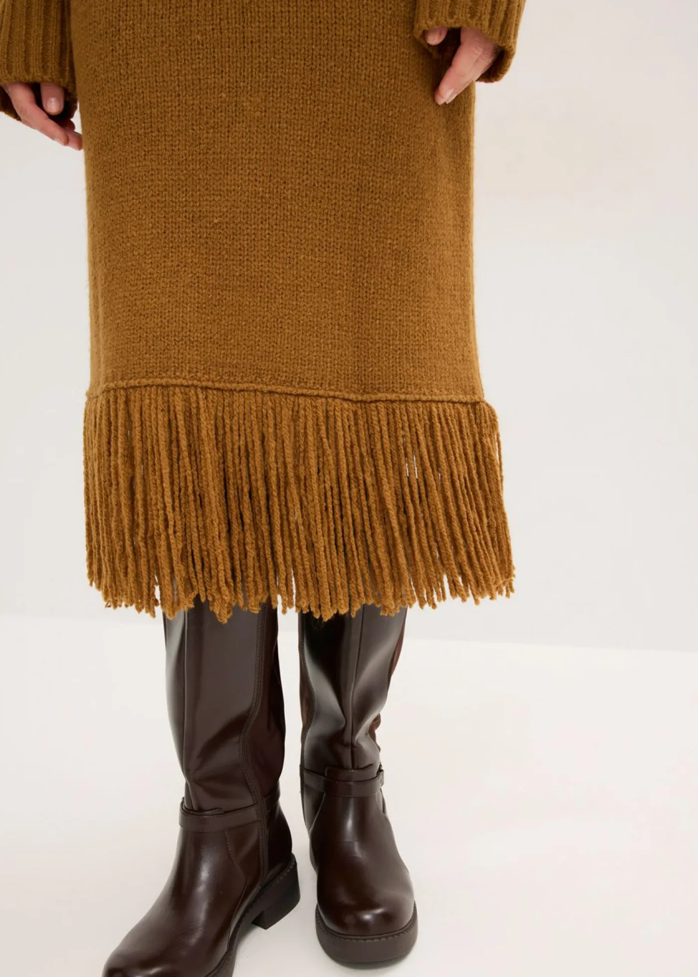 bonprix bonprix Vestidos|Ropa De Punto>Vestido de punto con flecos en el dobladillo Marrón coñac