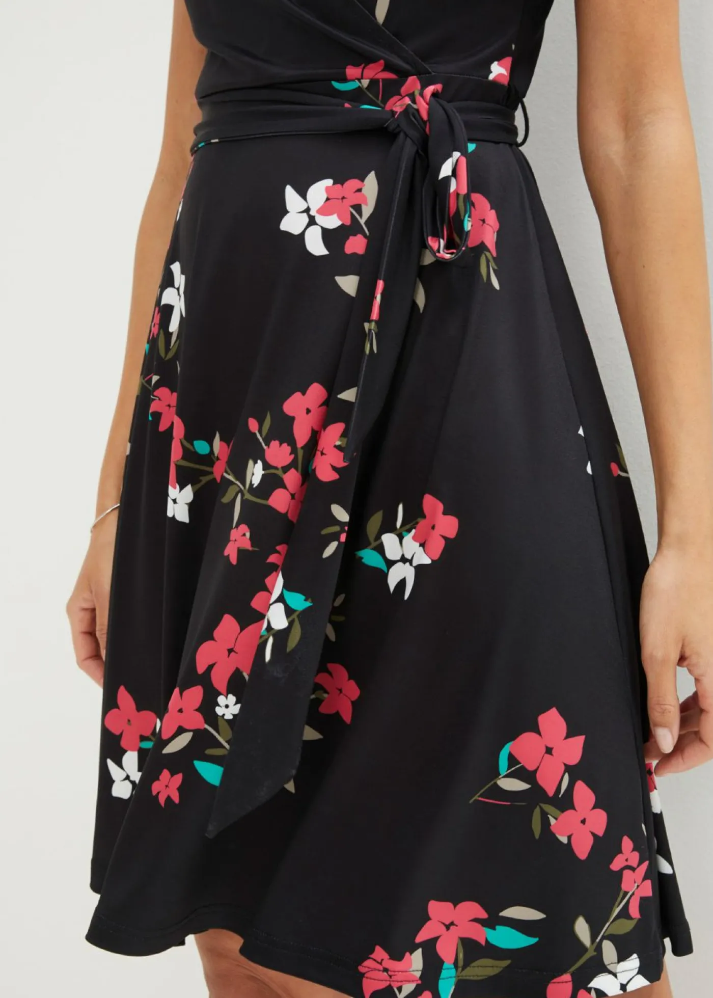 bonprix bonprix Vestidos>Vestido de punto de diseño cruzado negro-frambuesa con flores
